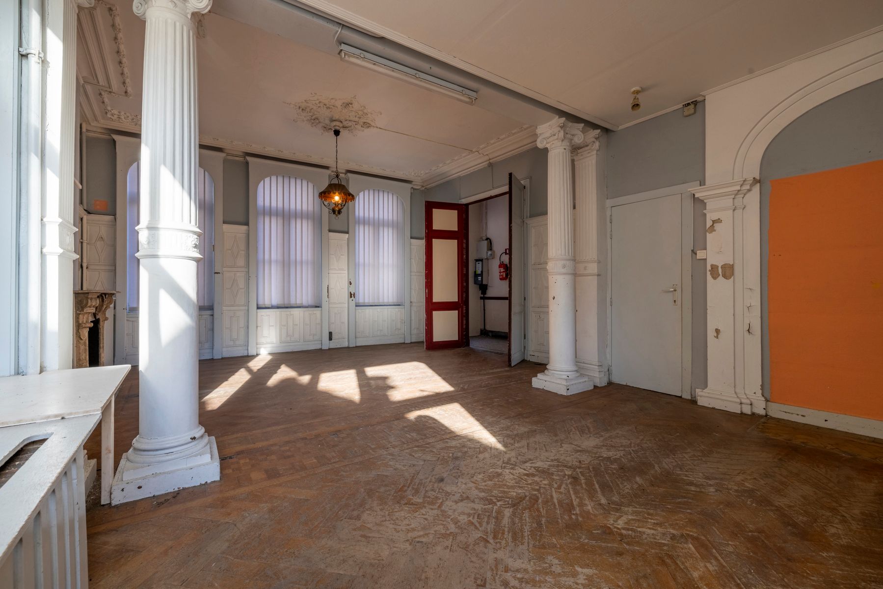 Te renoveren herenwoning met 5 tot 7 slpk en groot magazijn foto 3