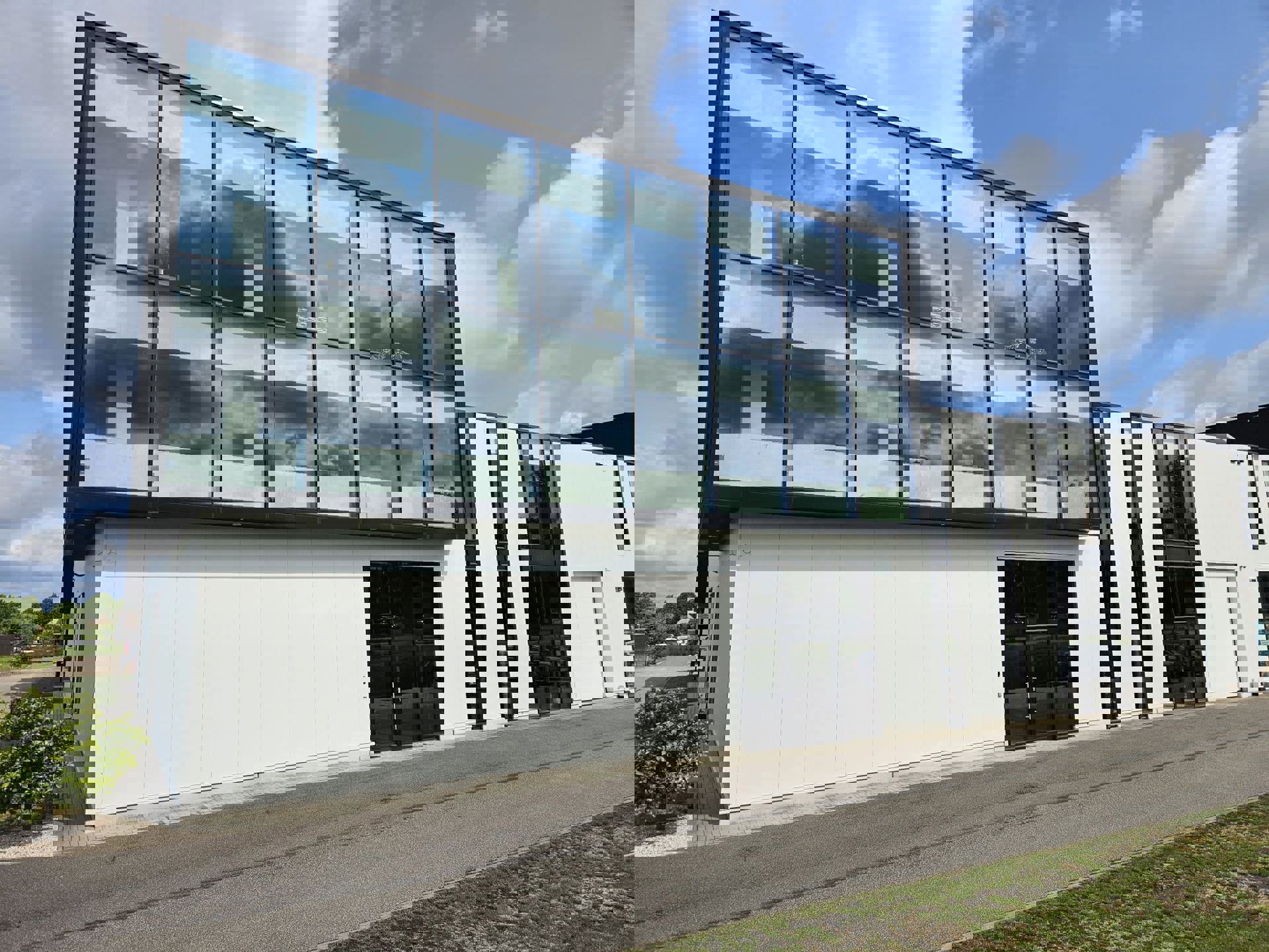 KMO zicht locatie te huur Diepenbeek (hal-toonzaal-kantoren) foto 2