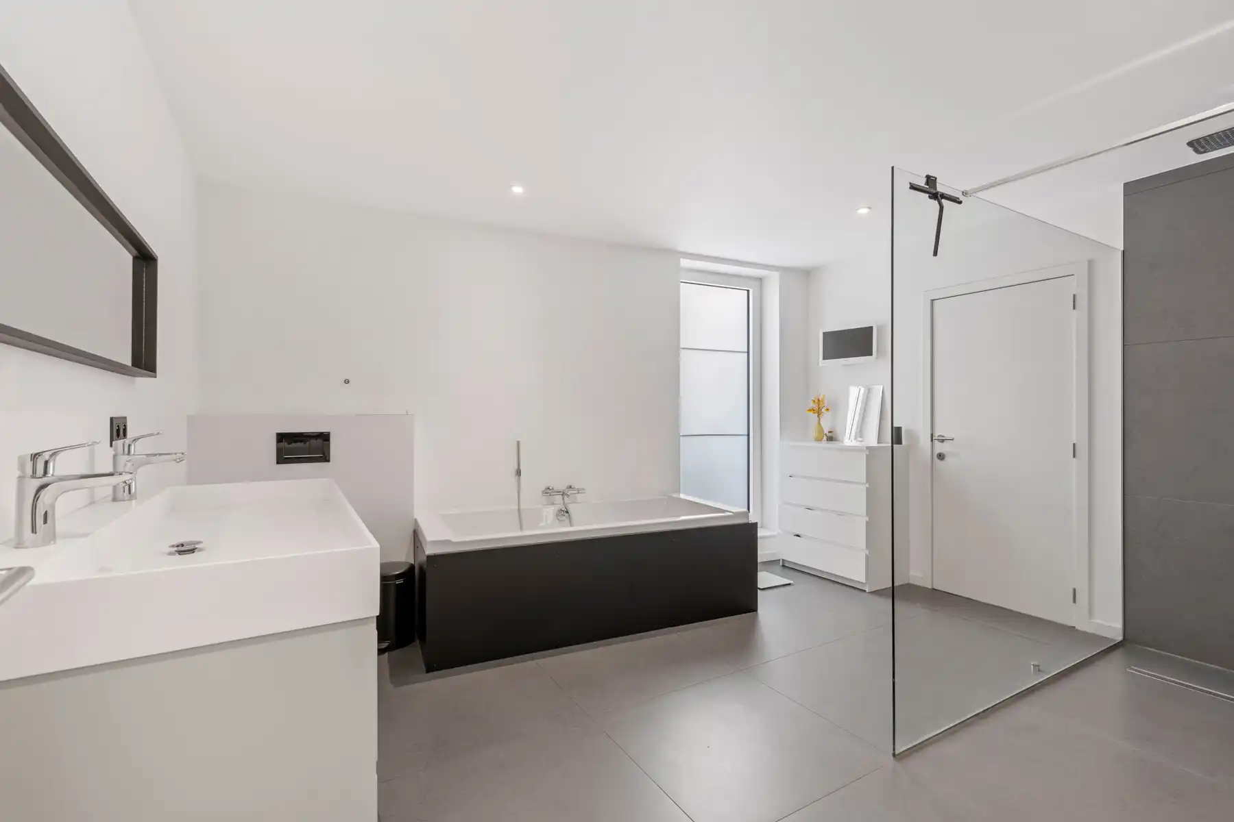 Moderne en exclusieve villa met 4 slpk, zwembad en wellness foto 15