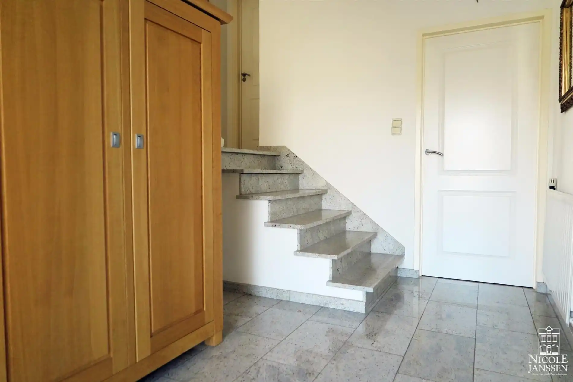 Praktisch split-level huis met mooi aangelegde tuin, zwembad en inpandige garage foto 5