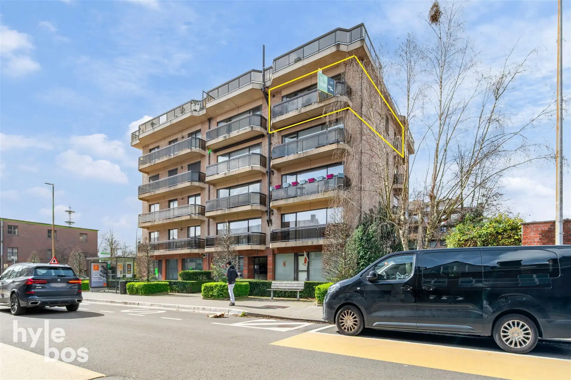 Appartement met veel lichtinval, ruime leefruimte en garagebox foto {{pictureIndex}}