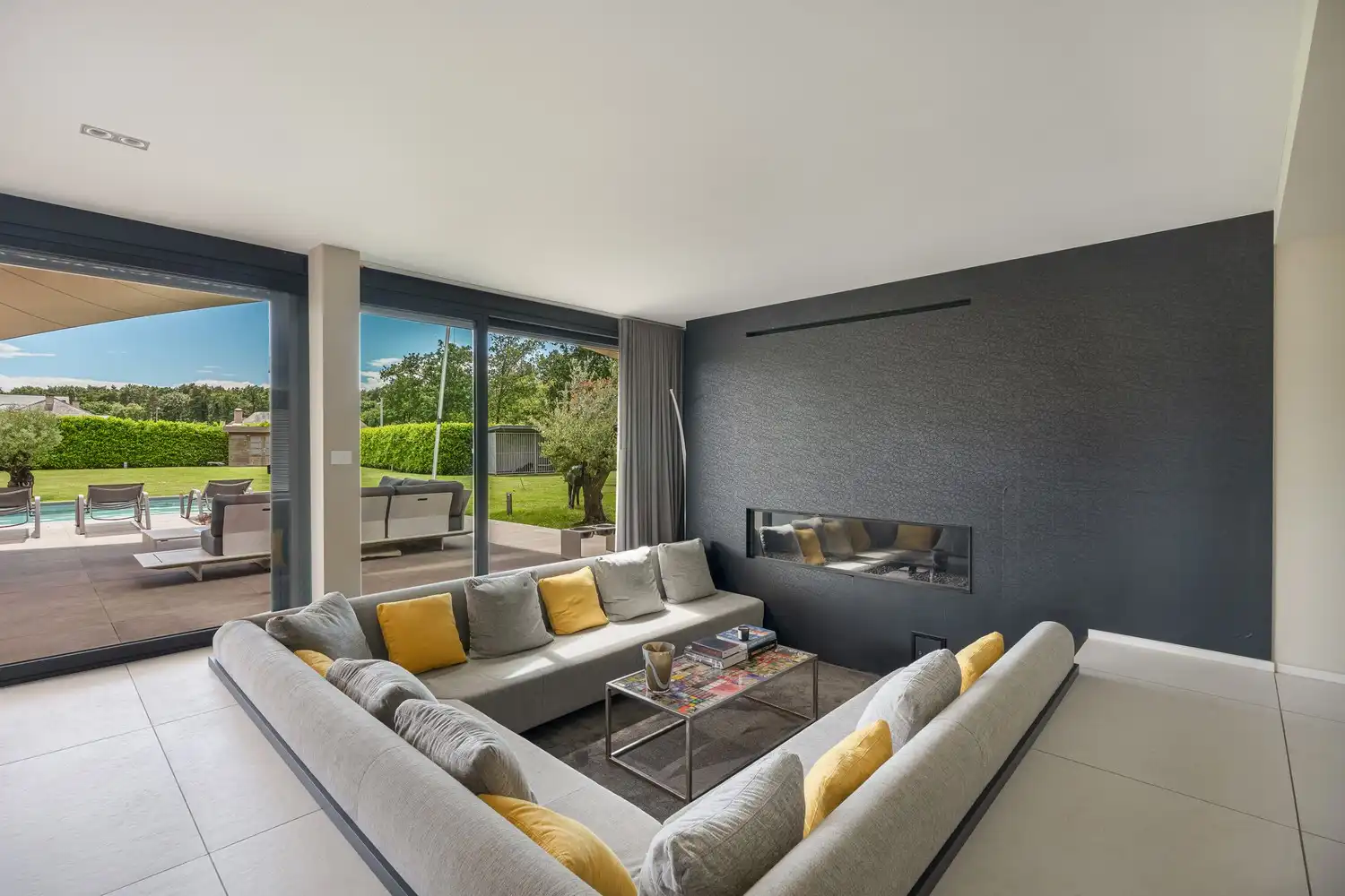 Exclusieve recente villa met verwarmd zwembad, vier garages en inclusief bouwgrond van 10a in een groene omgeving foto 9