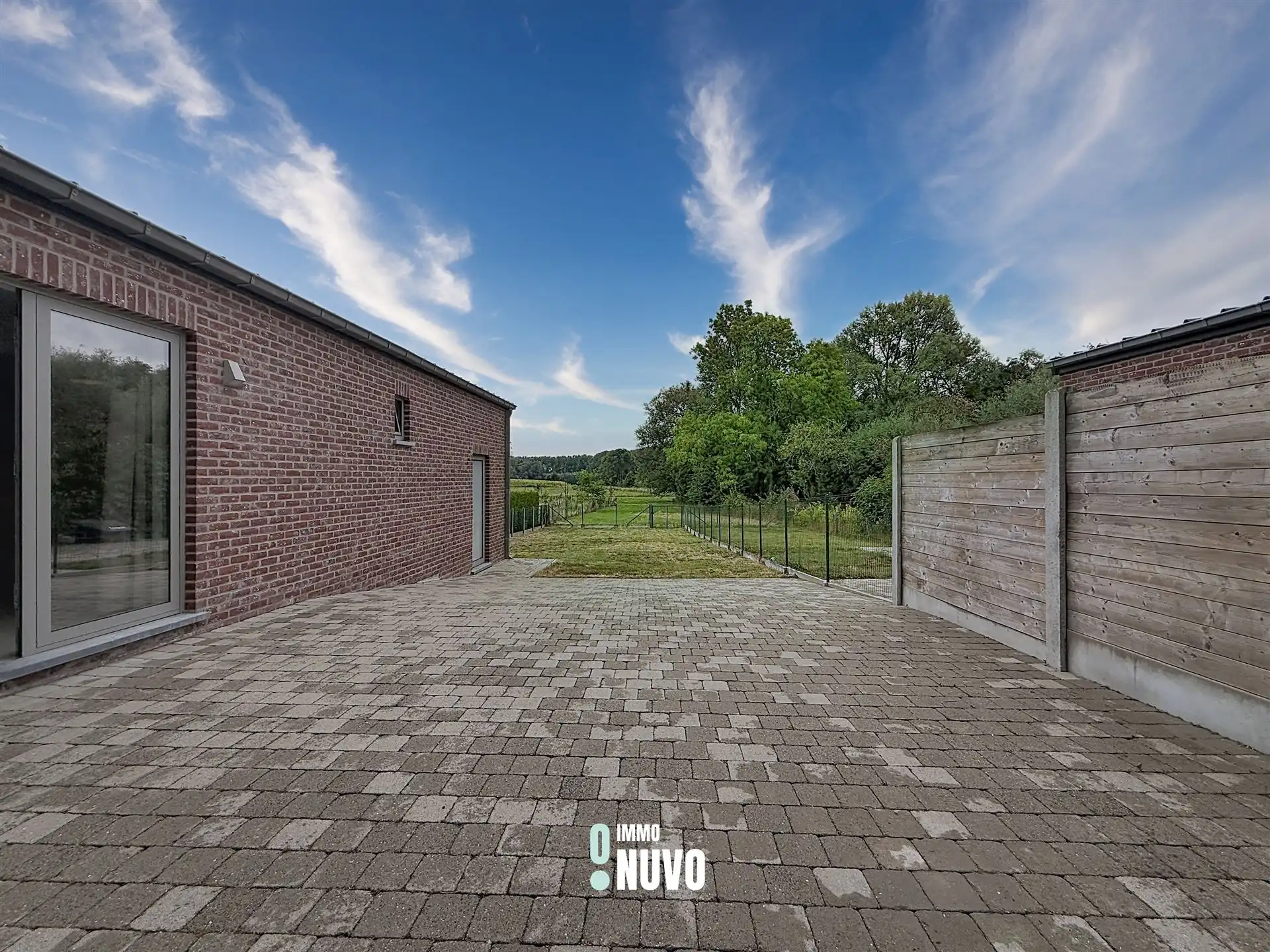 Gezinswoning met 3 slaapkamers, bureau, tuin en garage foto 16