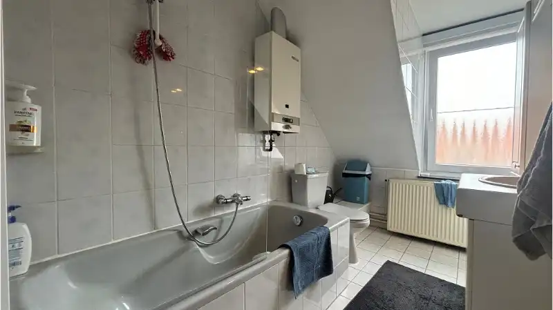 Comfortabele 3-slaapkamerwoning met tuin en dubbele garage te koop in Brugge foto 5