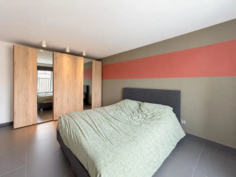 Moderne lage-energiewoning met mooie tuin en garage in een rustige woonwijk foto 9