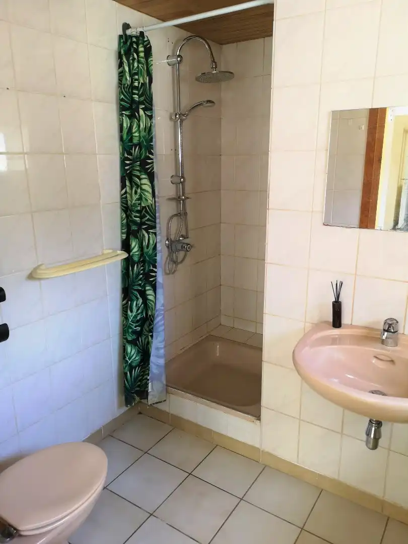 Woning nabij het centrum met 3 slaapkamers & uitweg. foto 10