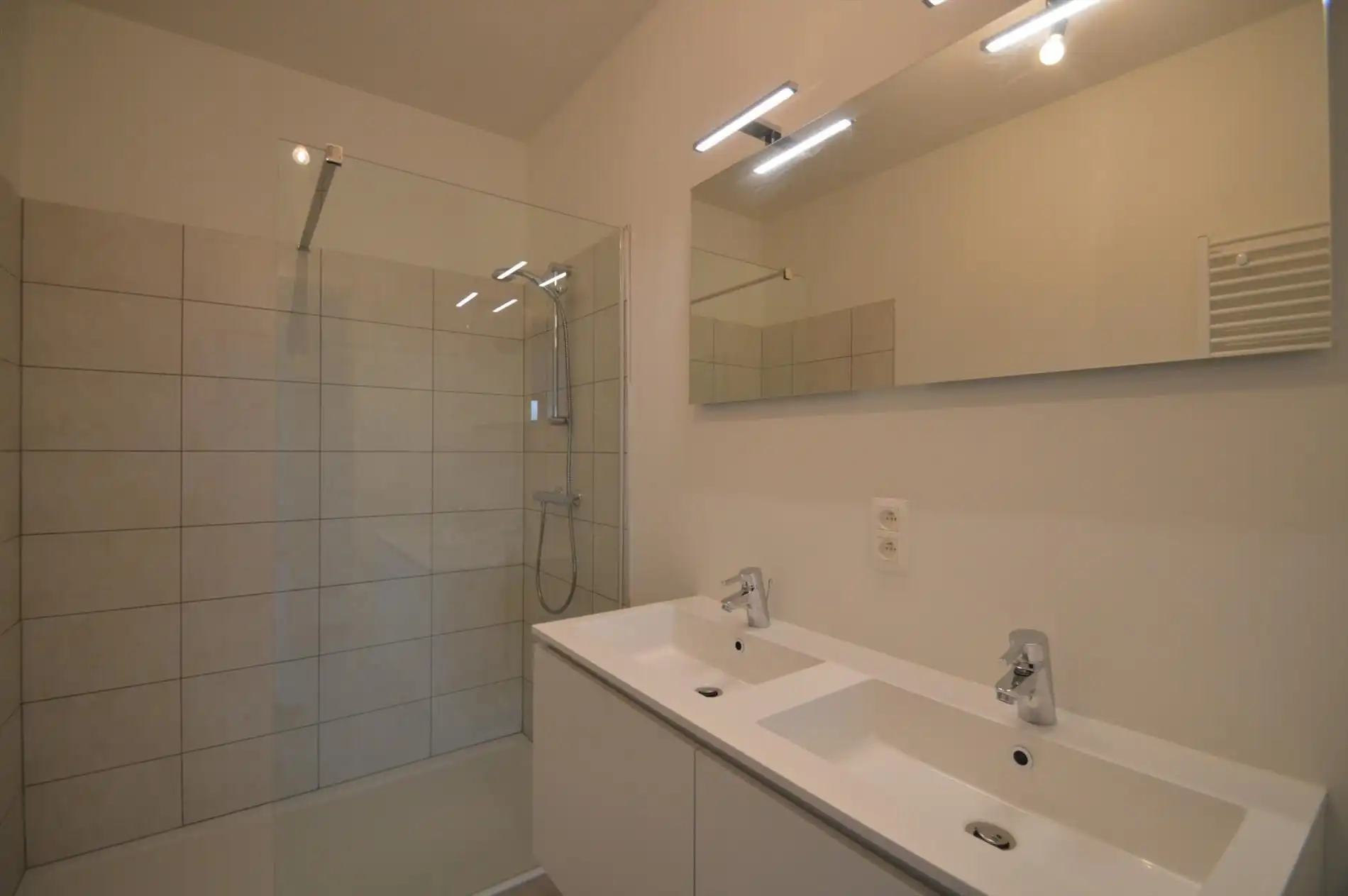 Hedendaags degelijk appartement met 2 slaapkamers in residentiële woonwijk Heuveldal. Garage inbegrepen in de huurprijs ! foto 11