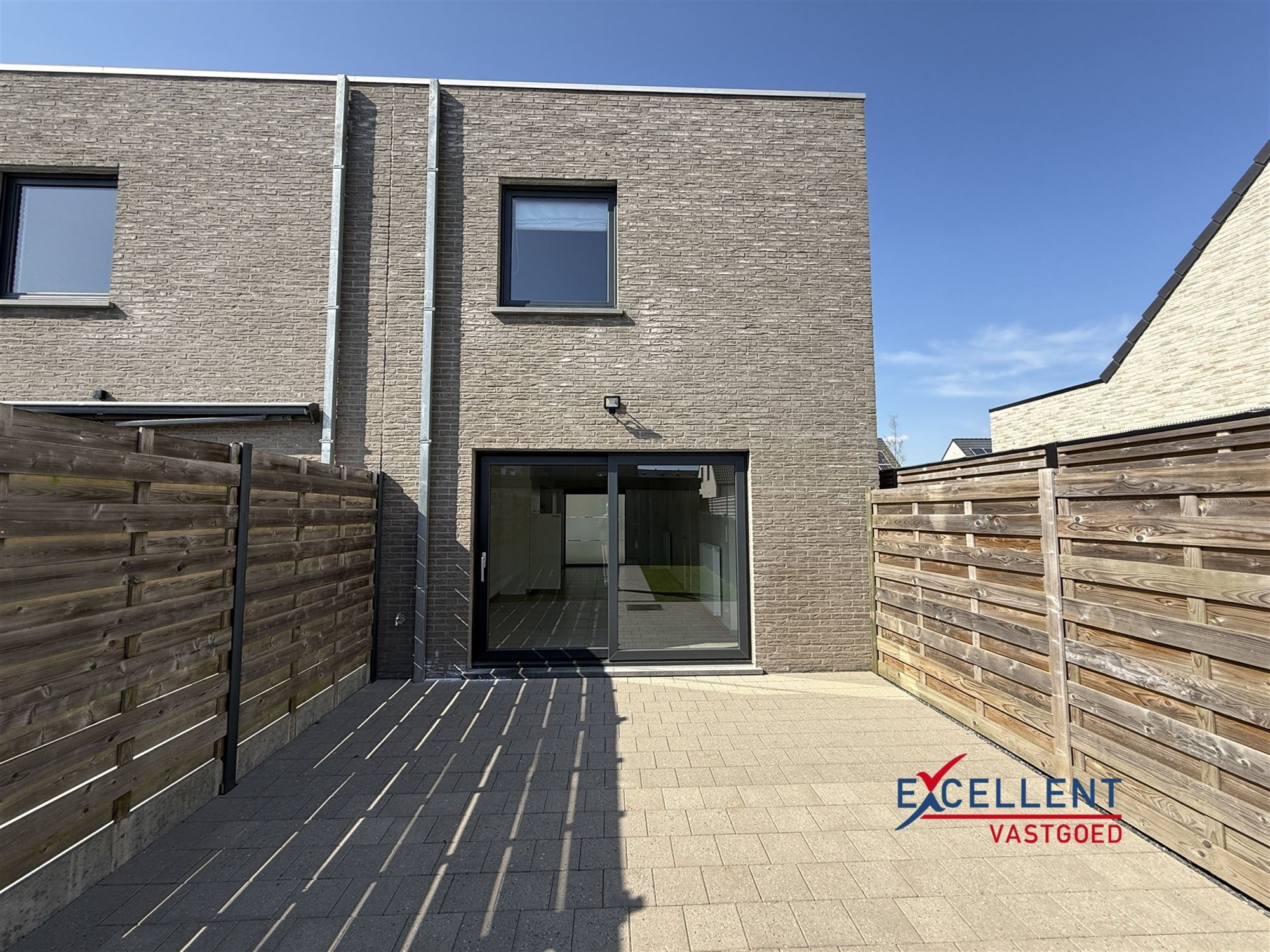 Recente nieuwbouwwoning met tuin te huur in Heule foto {{pictureIndex}}
