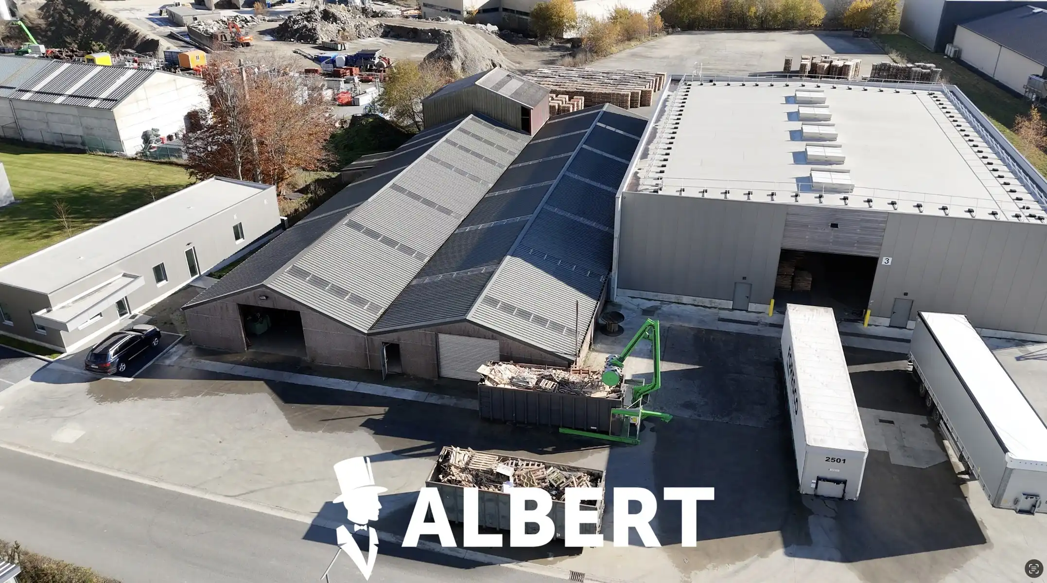 Industriële site met kantoorgebouw en hallen foto 2