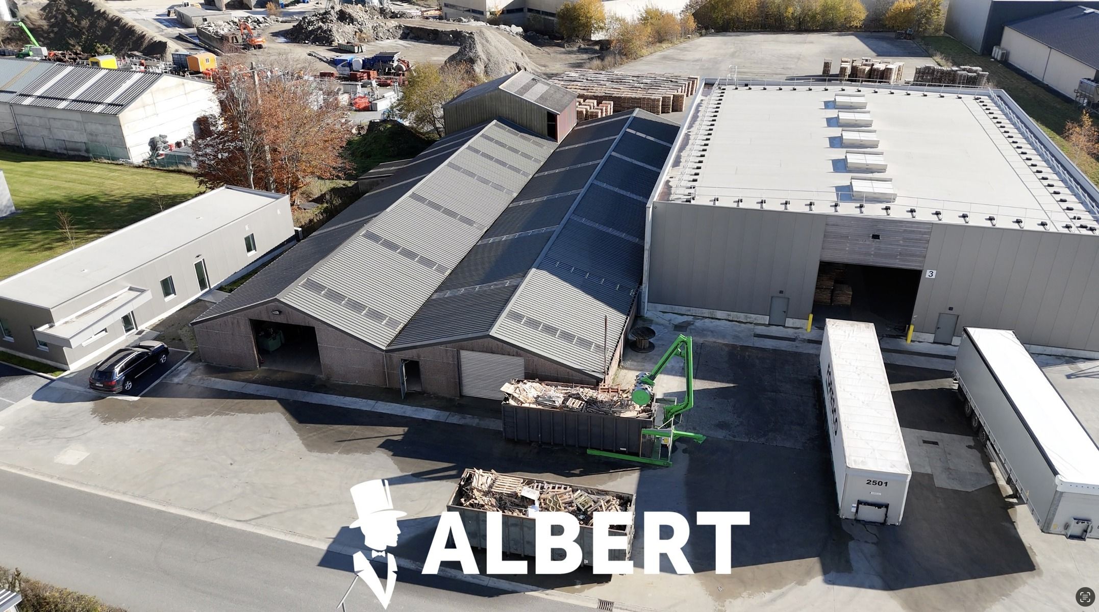 Industriële site met kantoorgebouw en hallen foto 2