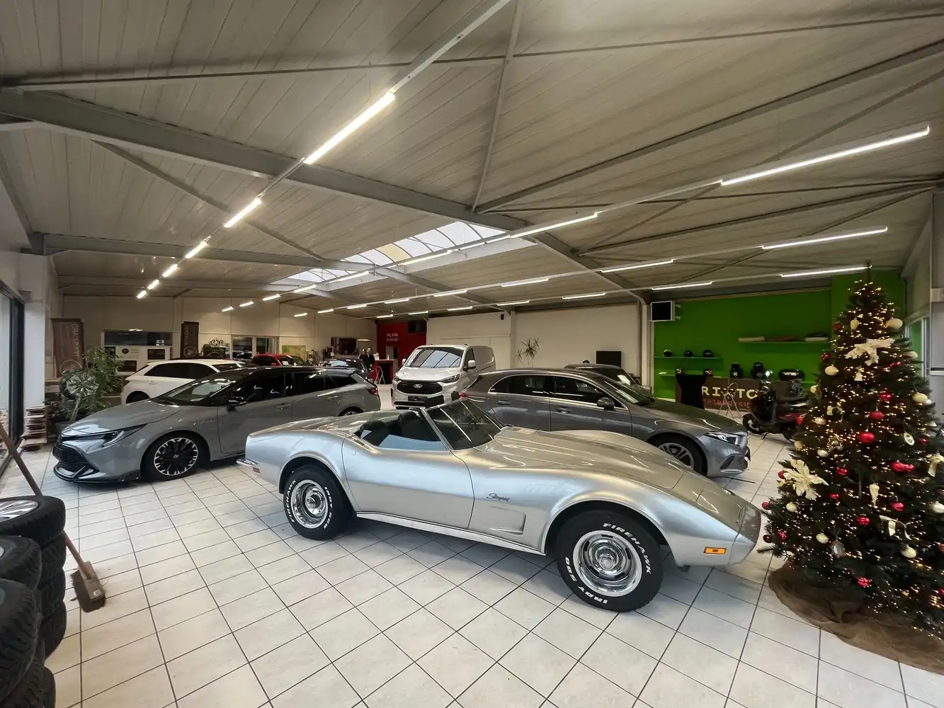 Showroom + werkplaats foto 2