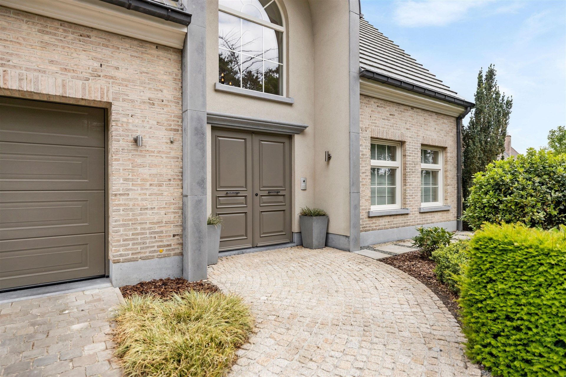 Ruim opgezette gezinswoning met mooi aangelegde tuin en dubbele garage op een uitmuntende locatie foto 3