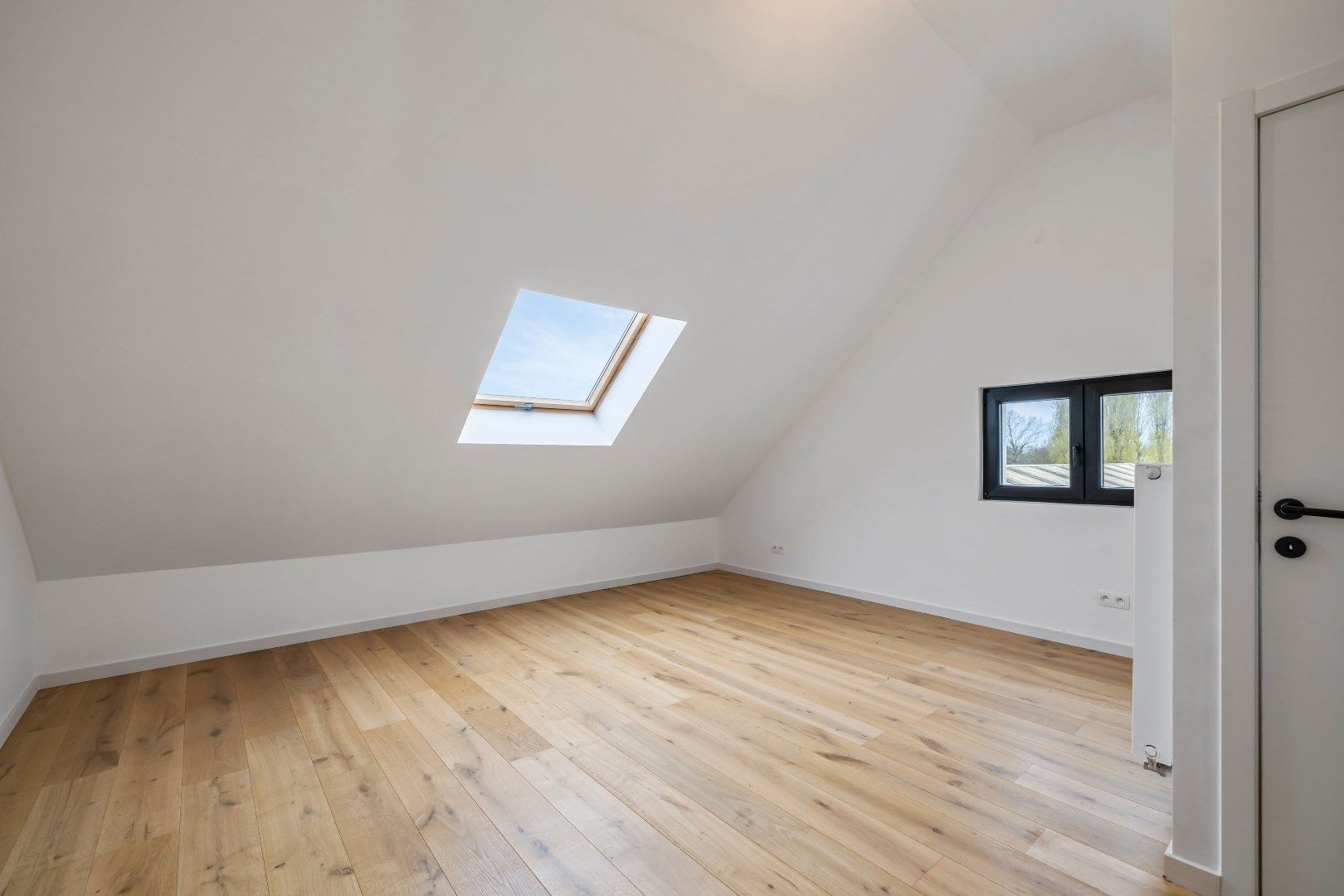 Luxueus gerenoveerde (2025) woning bijgebouw & ruime tuin in Zwijndrecht foto 16
