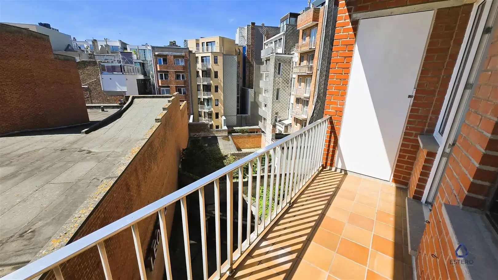 Volledig gerenoveerd met 2 slaapkamers, terras en parking foto 22