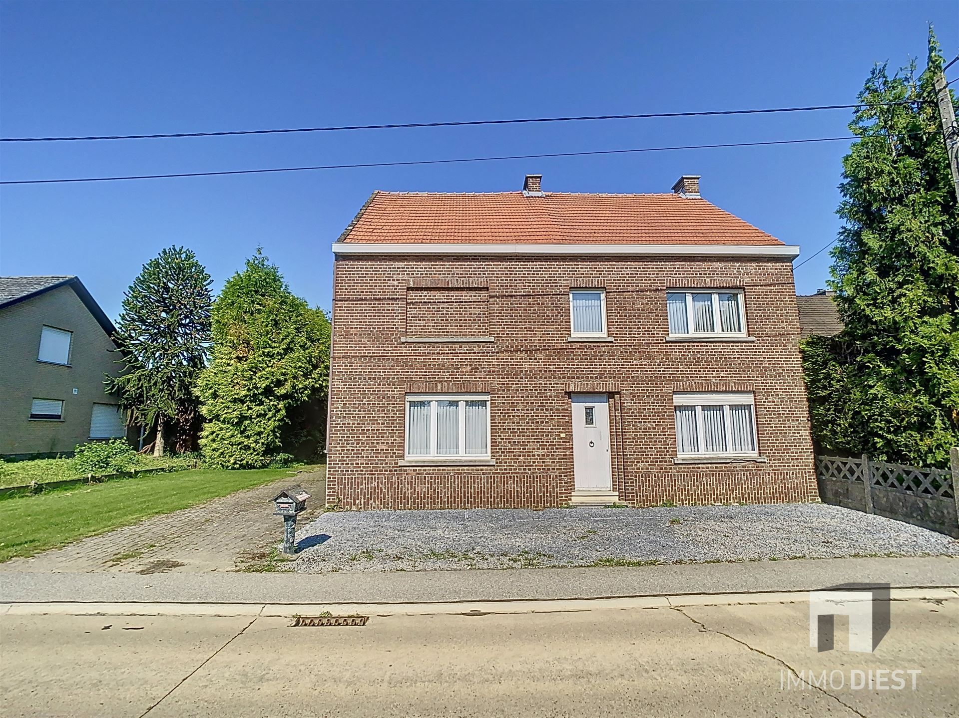 Te renoveren uitzonderlijk ruime woning op 15a 40ca! foto 2