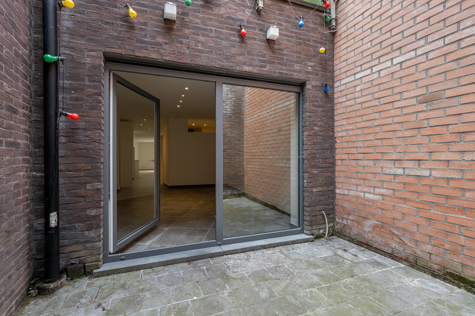 Lichtrijk gelijkvloers appartement met terras op toplocatie! foto 12