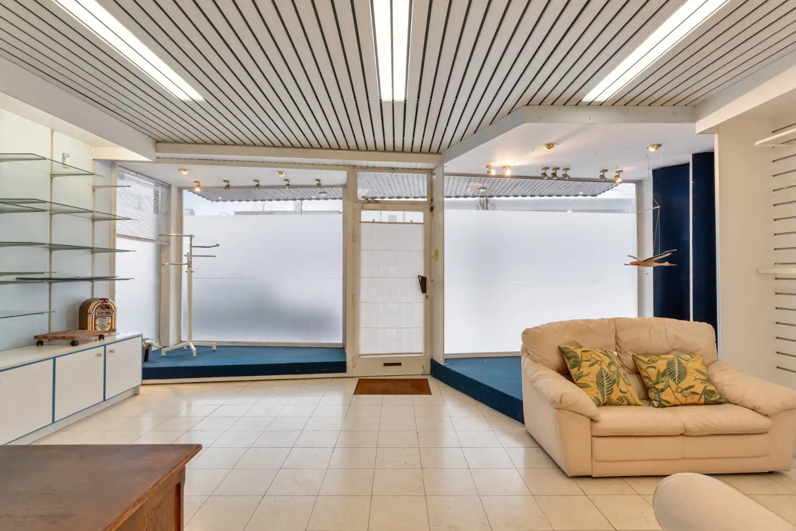 Centraal gelegen gebouw bestaande uit een handelspand op het gelijkvloers en een bovenliggend duplex-appartement! foto 4