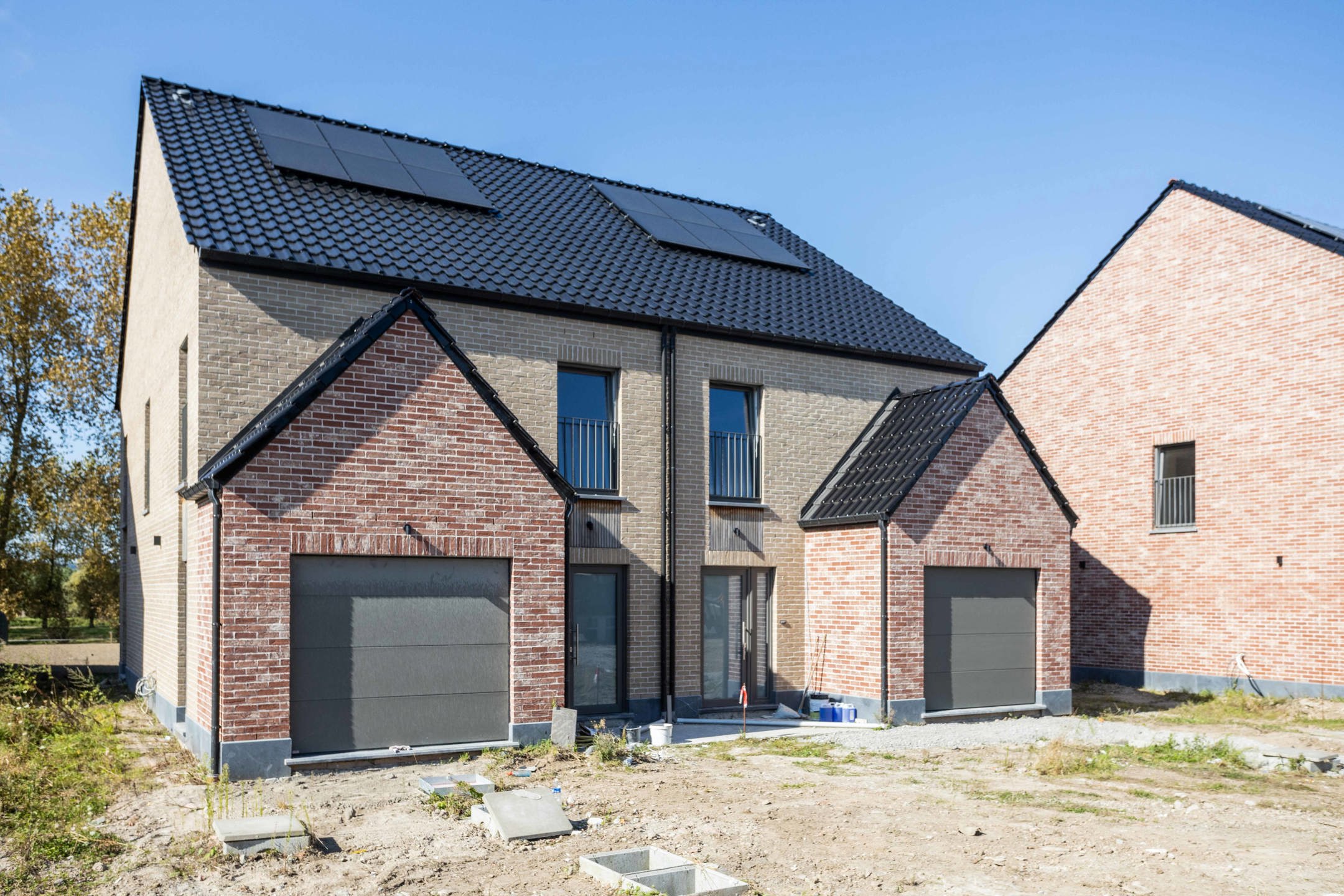 Prachtige nieuwbouwwoning omringd door groen en natuur. foto {{pictureIndex}}