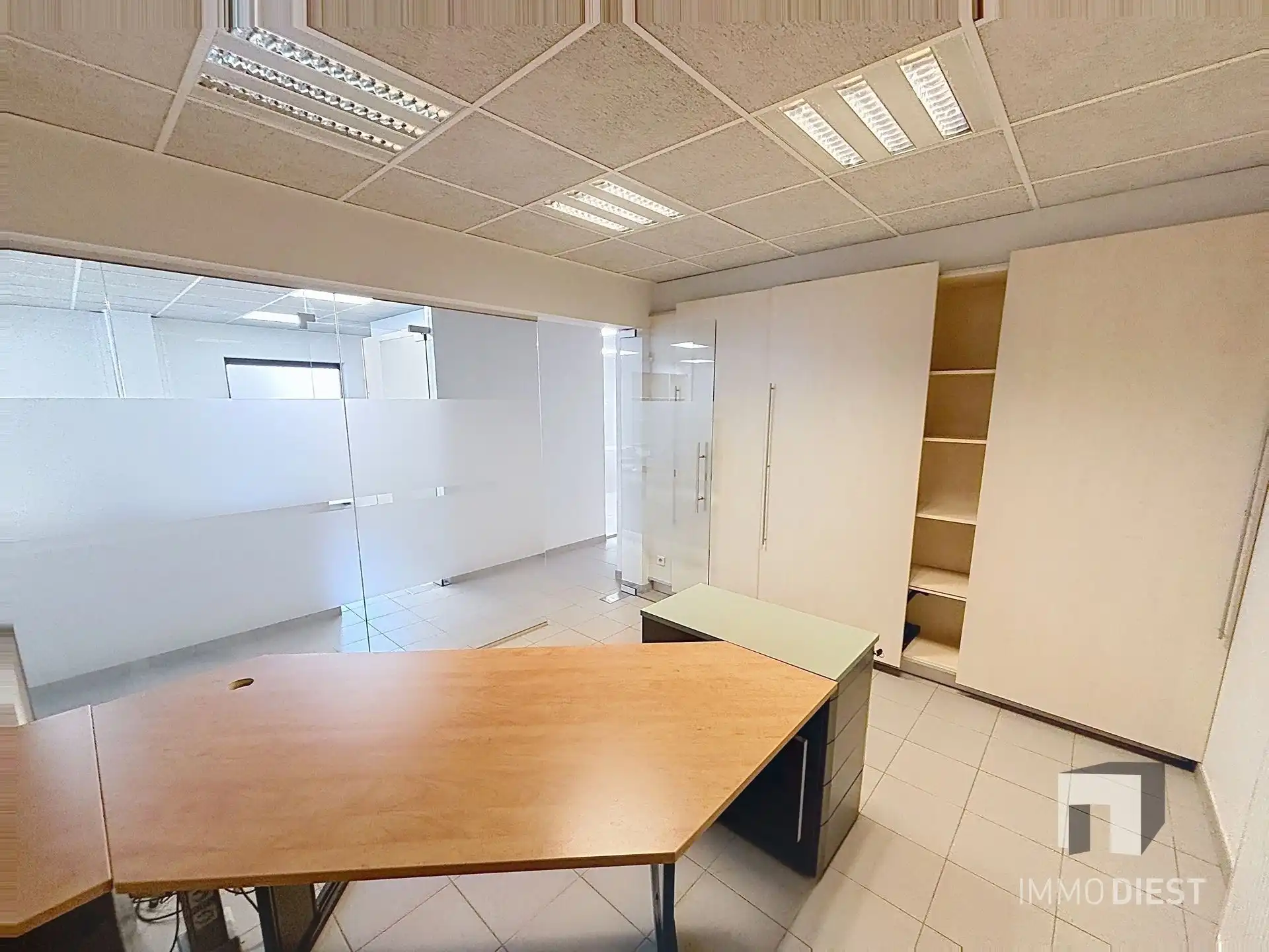 Handelsgelijkvloers van 230m² met private, achterliggende parking voor 3 wagens. foto 6