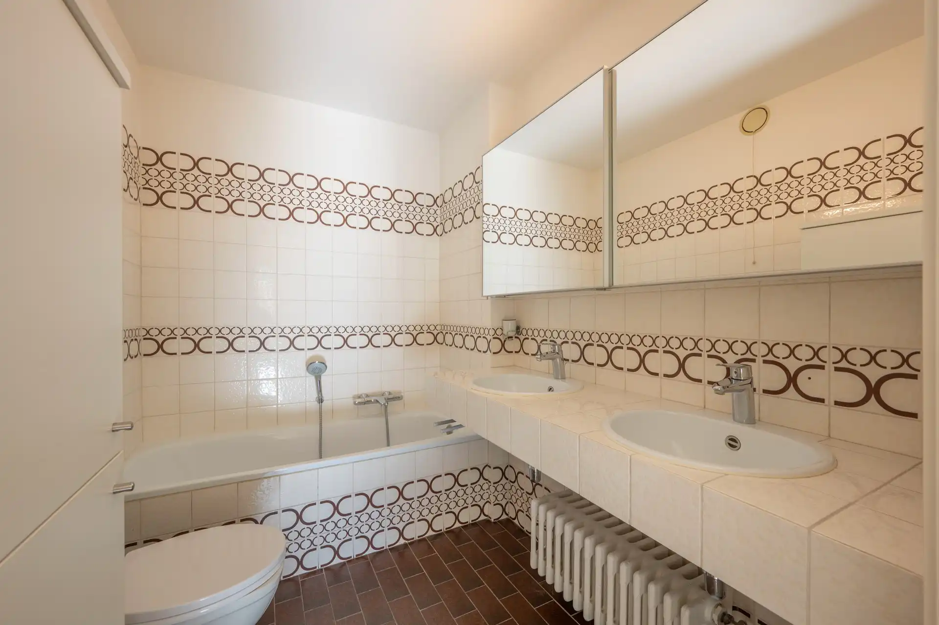 Ongemeubeld: ruim appartement in een zijstraat van de zeedijk! foto 6