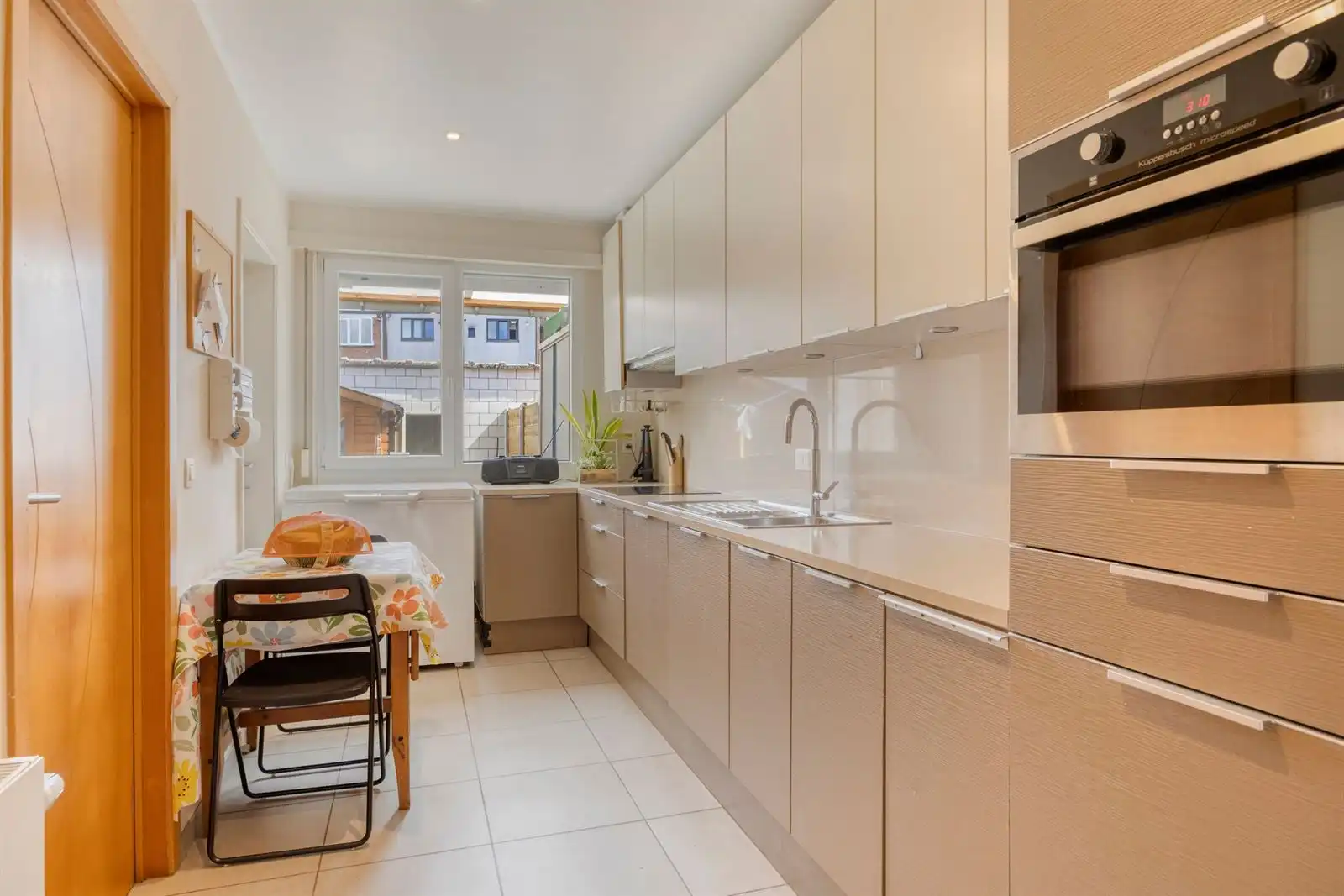 Volledig gerenoveerde 4-slpk woning met garagebox foto 7
