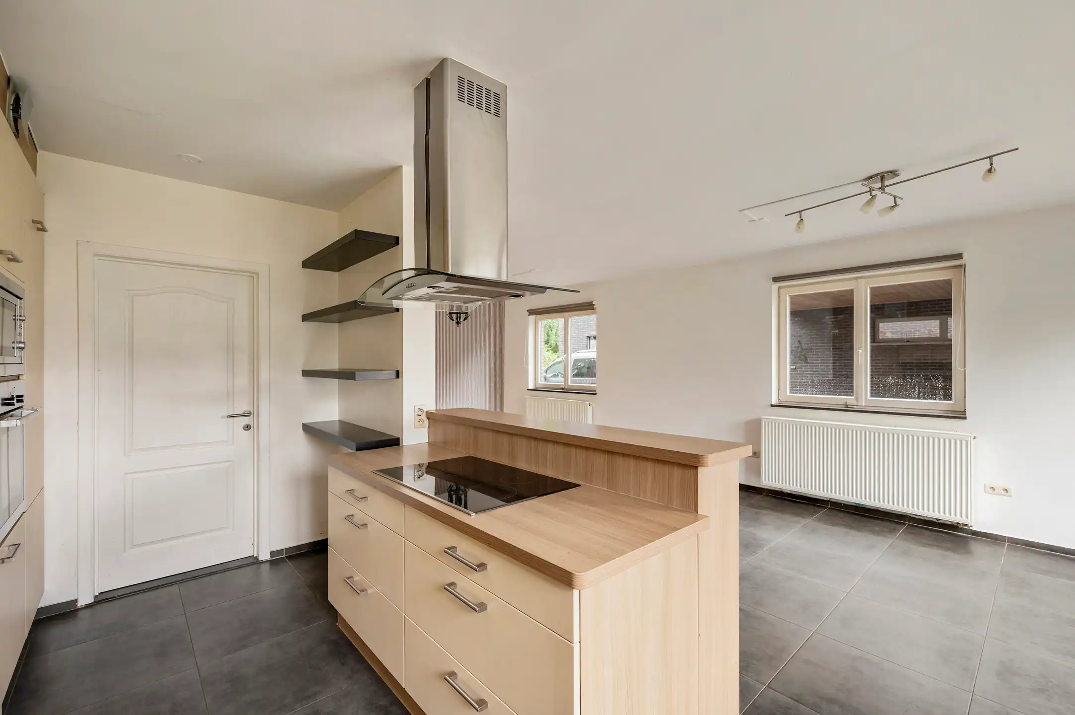 Ruime en lichtrijke gezinswoning met 3 slaapkamers, dressing bureau en aangename tuin foto 8