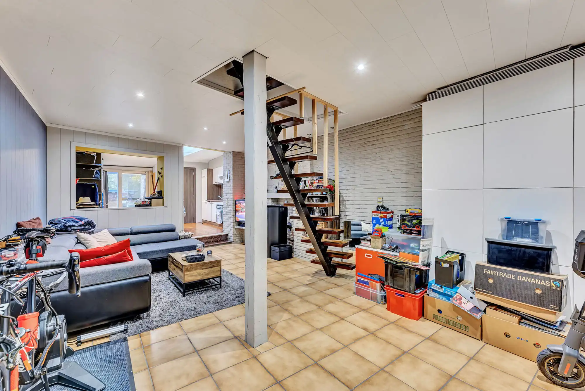 Gesloten bebouwing met 4 slaapkamers en tuin foto 2