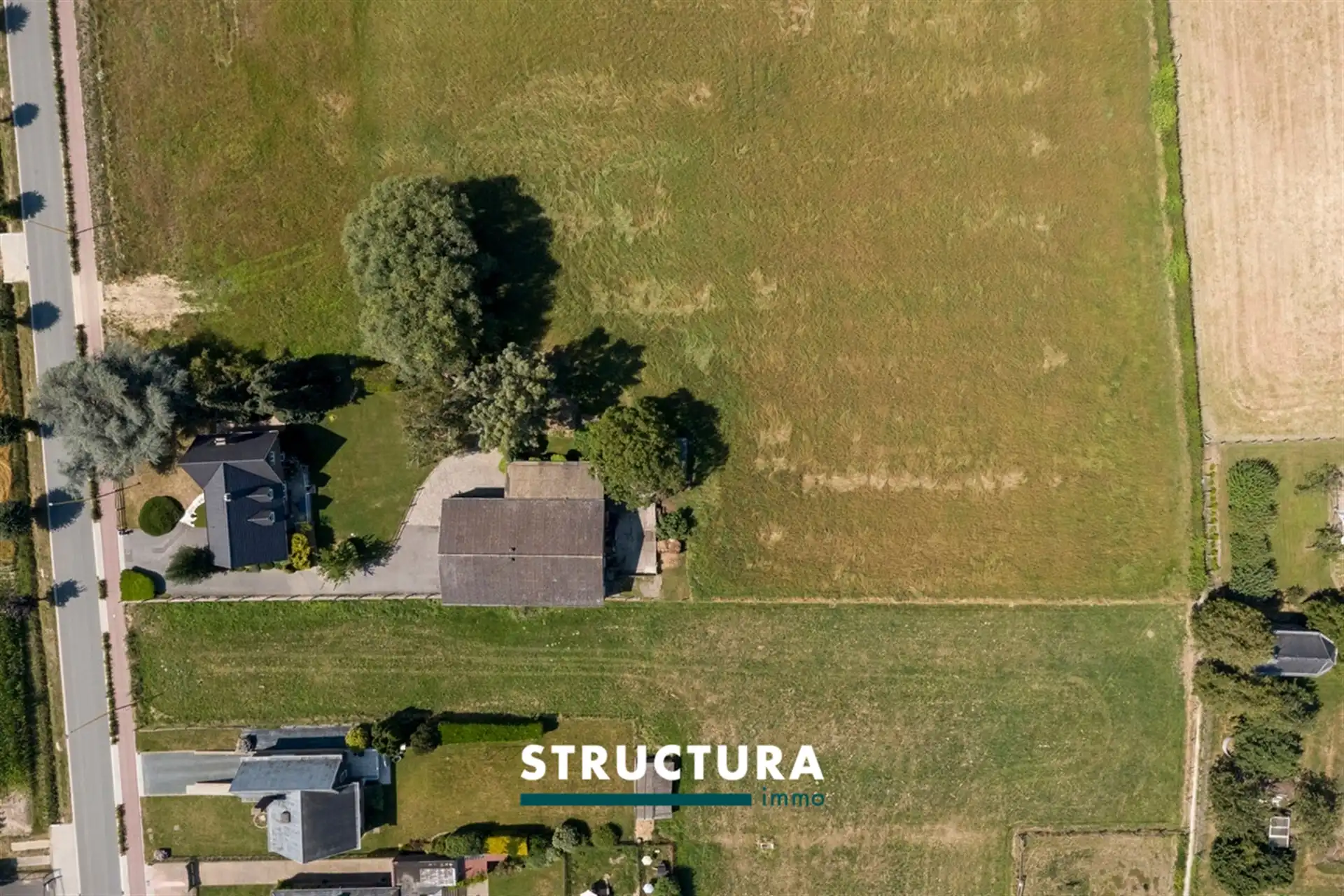 Villa met grote loods, omgeven door groen  foto 37