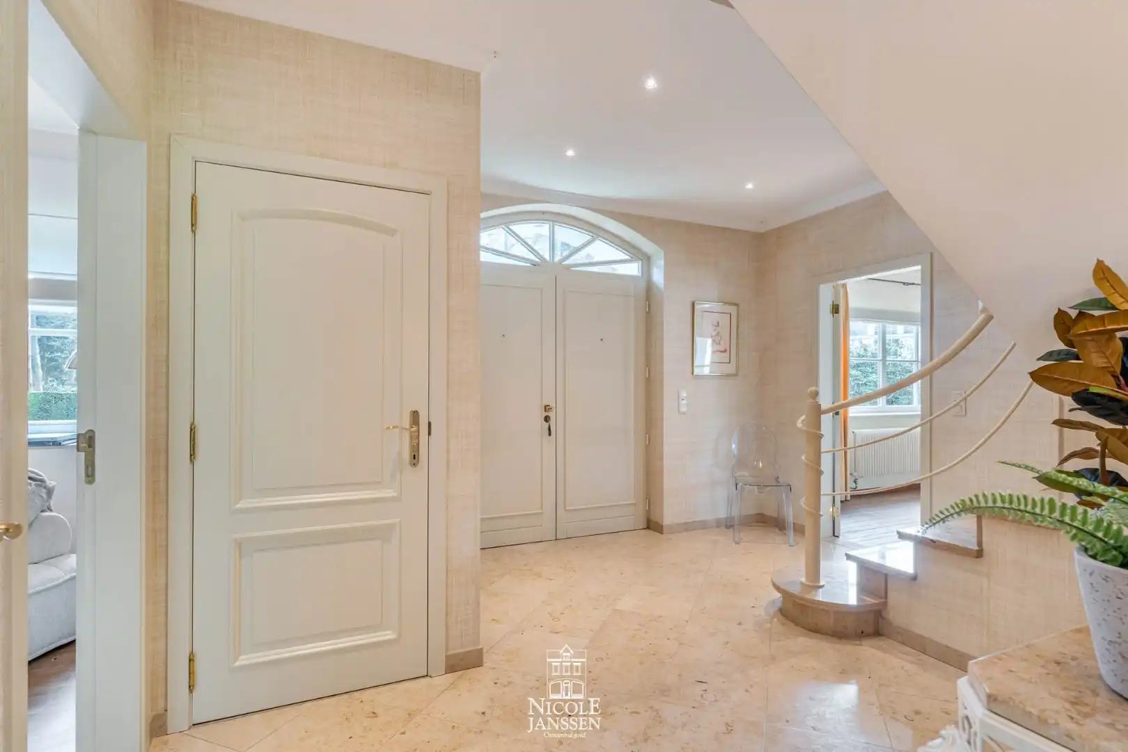 Ruim ingedeelde villa foto 3