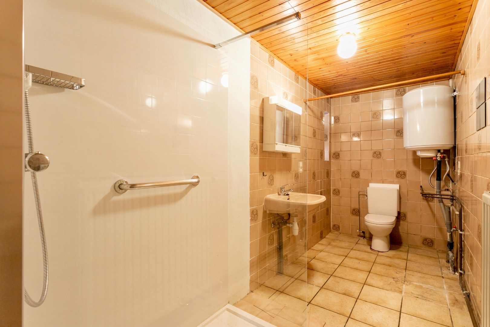 Te renoveren woning met veel potentieel foto 10