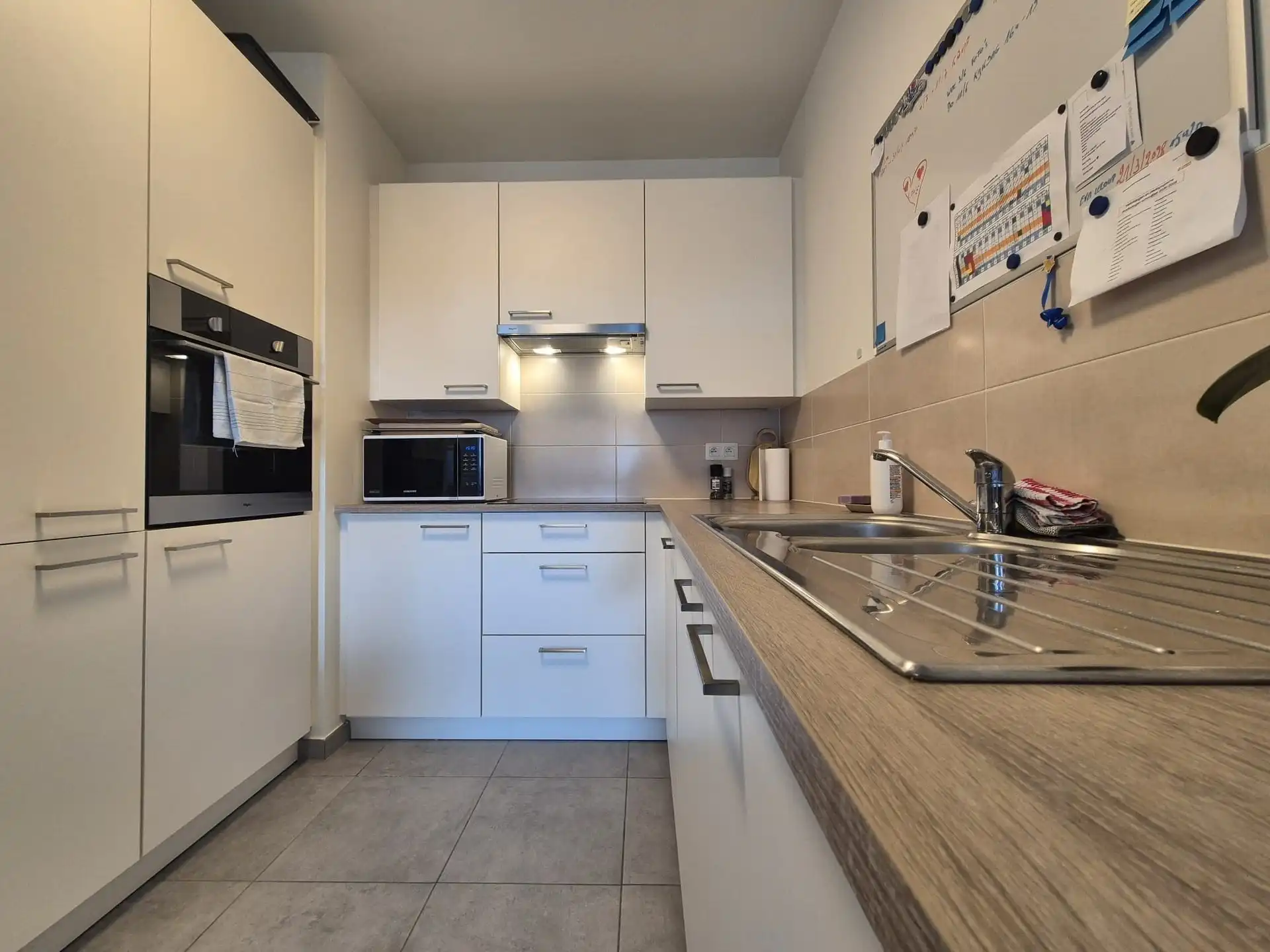 Modern gelijkvloers appartement met terras. foto 11
