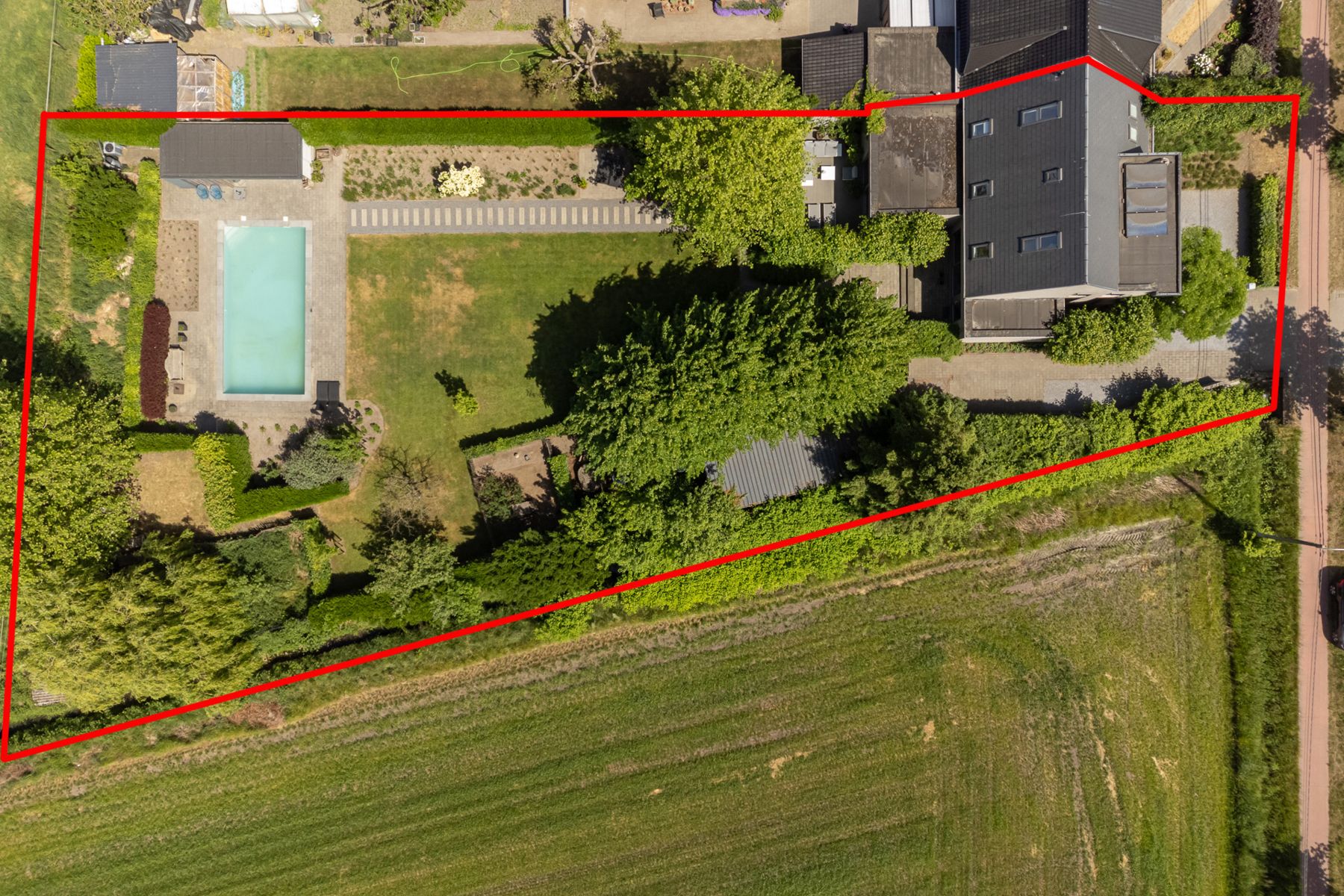 Ruime gezinswoning met 5 slk, verwarmd zwembad en tuin. foto 44