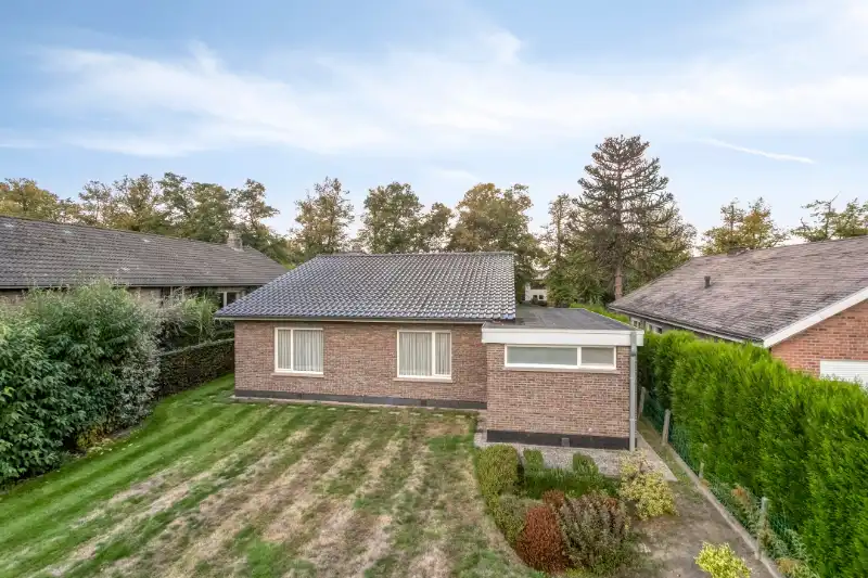 Bungalow op topligging in Astene, rust, groen en een prachtig verzicht foto 16