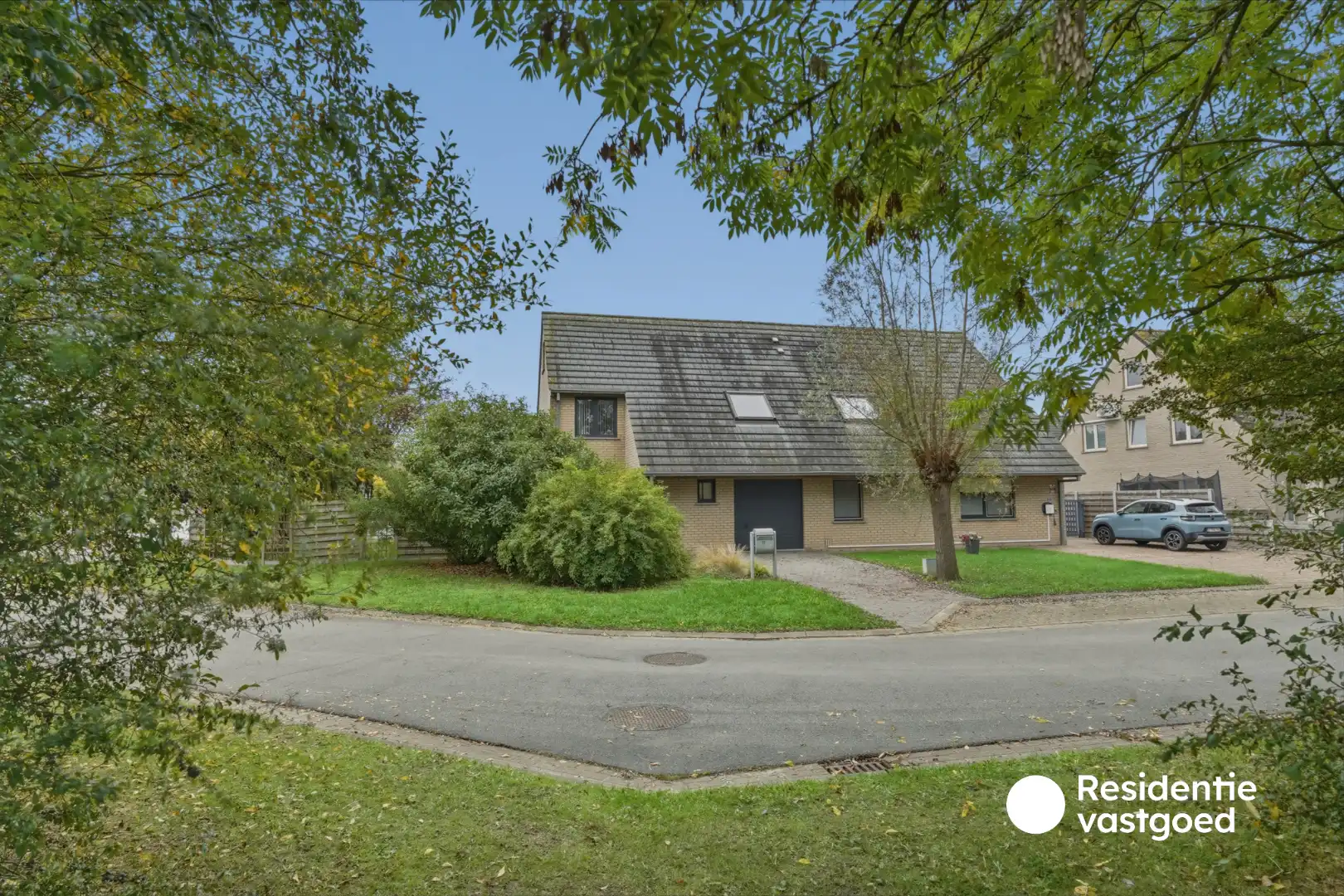 Wonen in het groen - Halfopen recente woning in Zandvoorde. foto {{pictureIndex}}