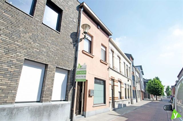 Zonnige stadswoning gelegen in het centrum van Eeklo! foto {{pictureIndex}}
