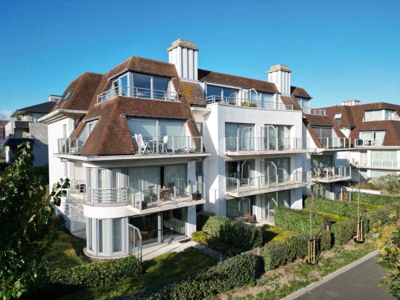 Ruim en rustig  gelegen villa-appartement met 2 slaapkamers en 3 terrassen - een unieke kans! foto {{pictureIndex}}