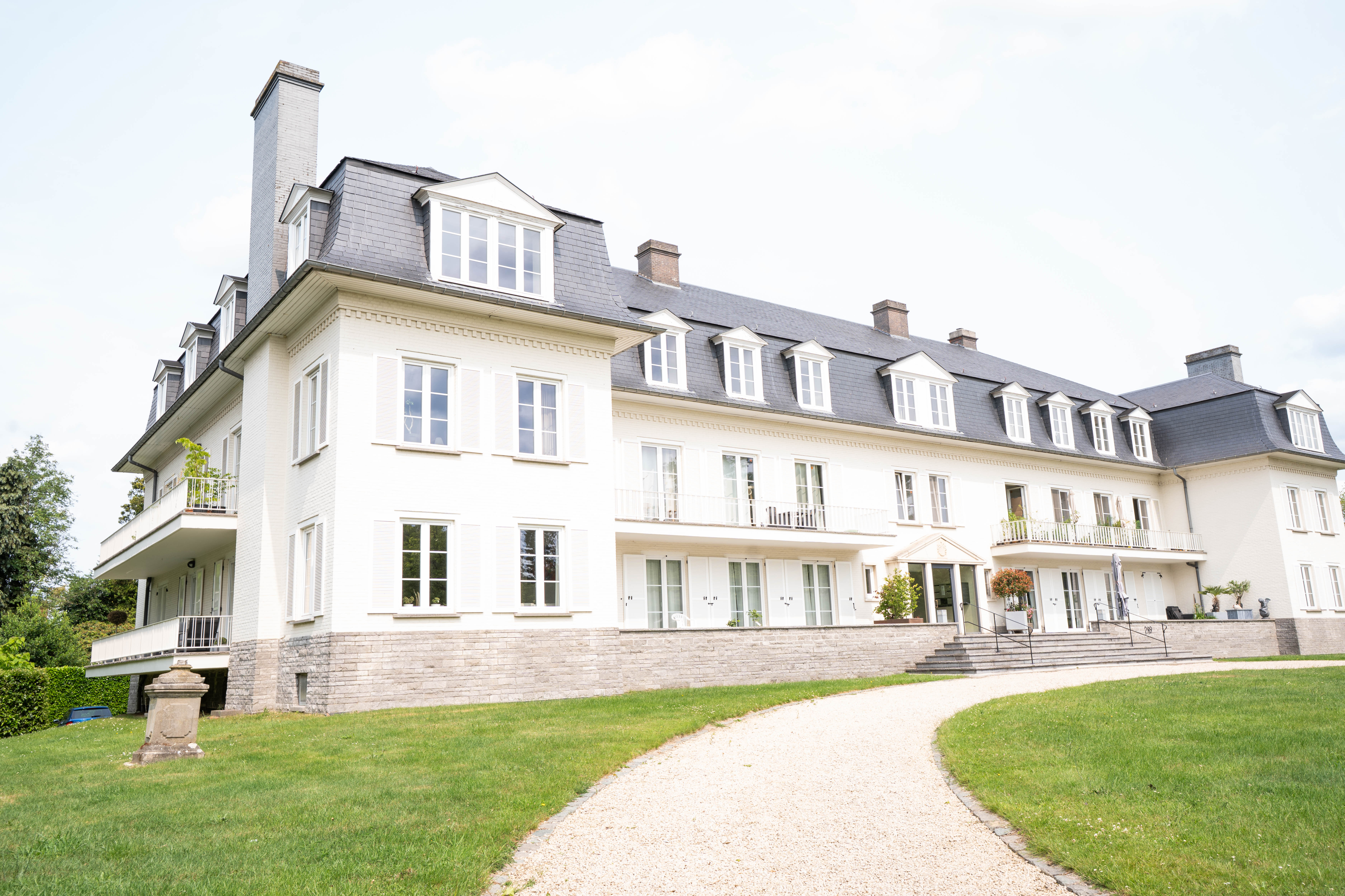 Licht en ruim hoekappartement met drie slaapkamers en garage foto {{pictureIndex}}