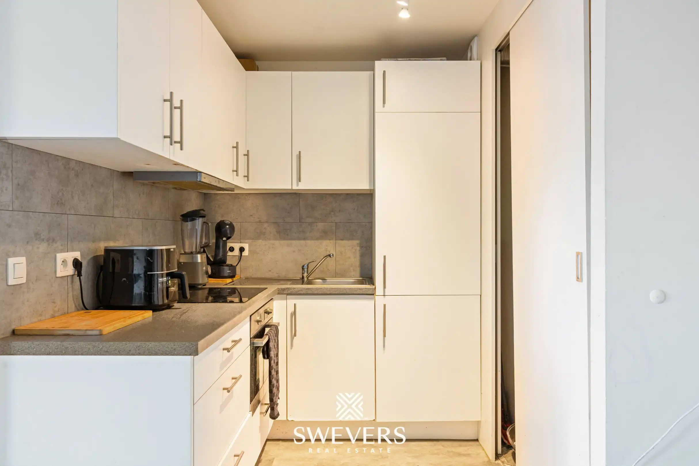 Uitstekend gelegen en volledig gerenoveerd appartement met staanplaats foto 8