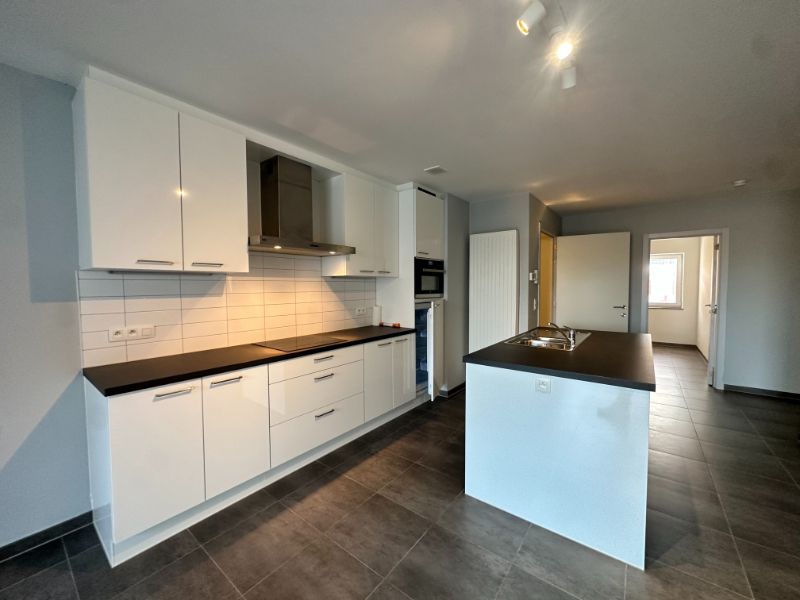Instapklaar (volledig opgeschilderd) duplexappartement met 2 ruime slpk., terras, ondergrondse autostpl + kelderberging foto 3