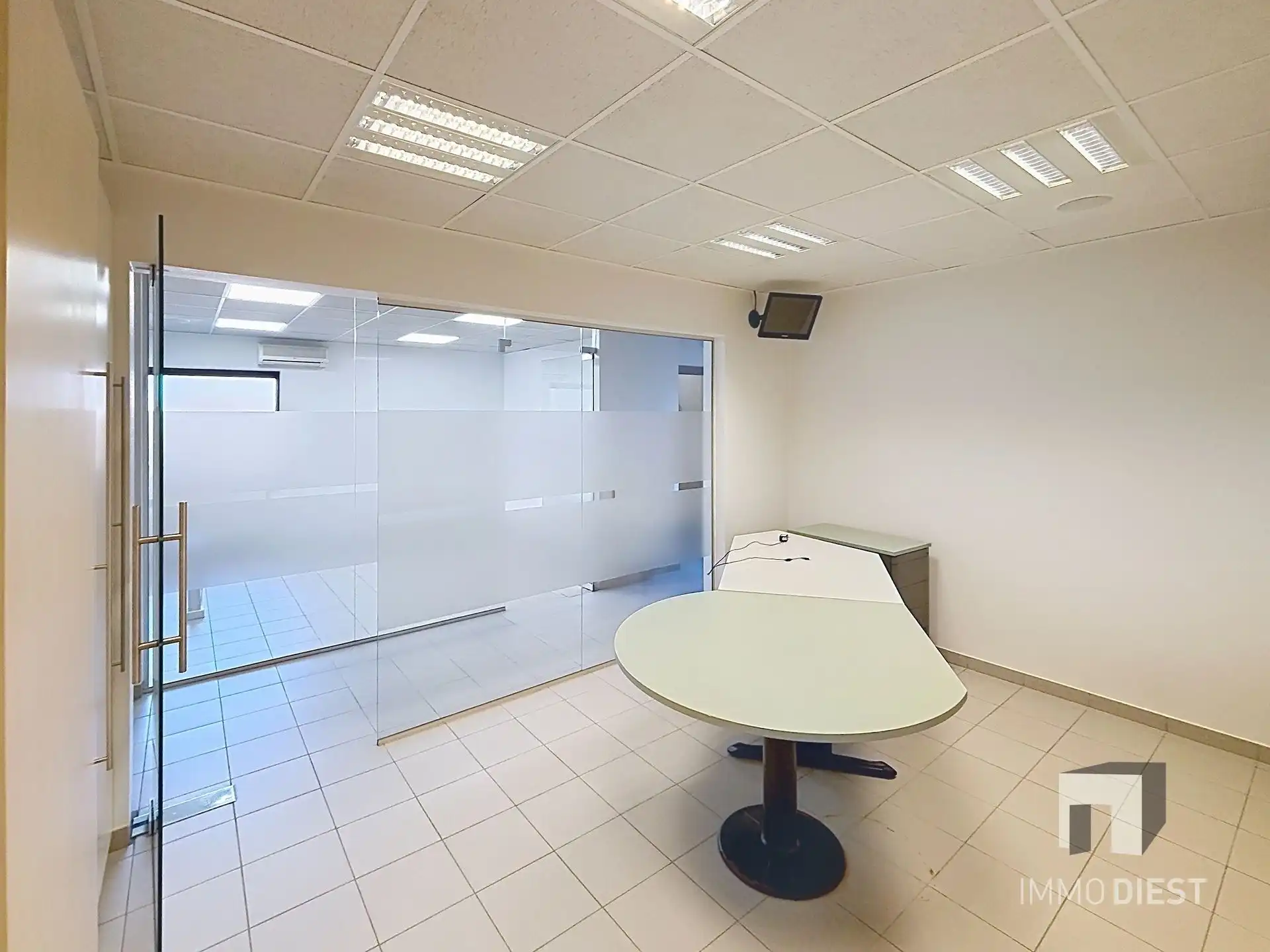 Handelsgelijkvloers van 230m² met private, achterliggende parking voor 3 wagens. foto 8