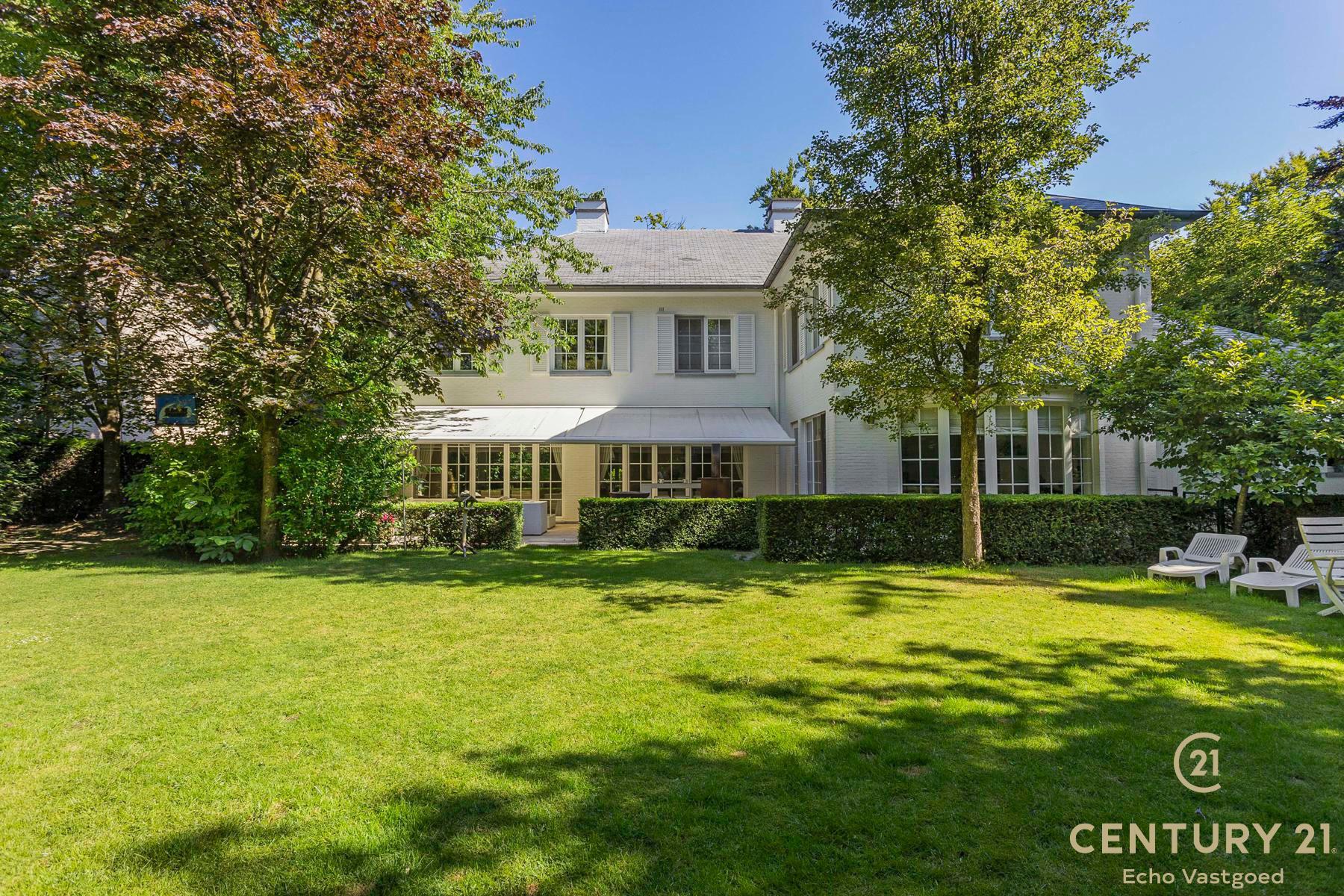 Statige residentieel gelegen villa met zwembad op ca 1421m² foto {{pictureIndex}}