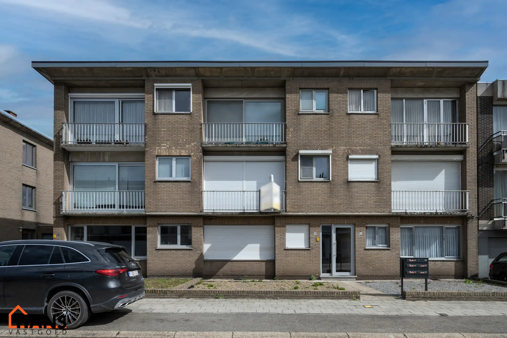 Gerenoveerd gelijkvloersappartement met garagebox. foto {{pictureIndex}}