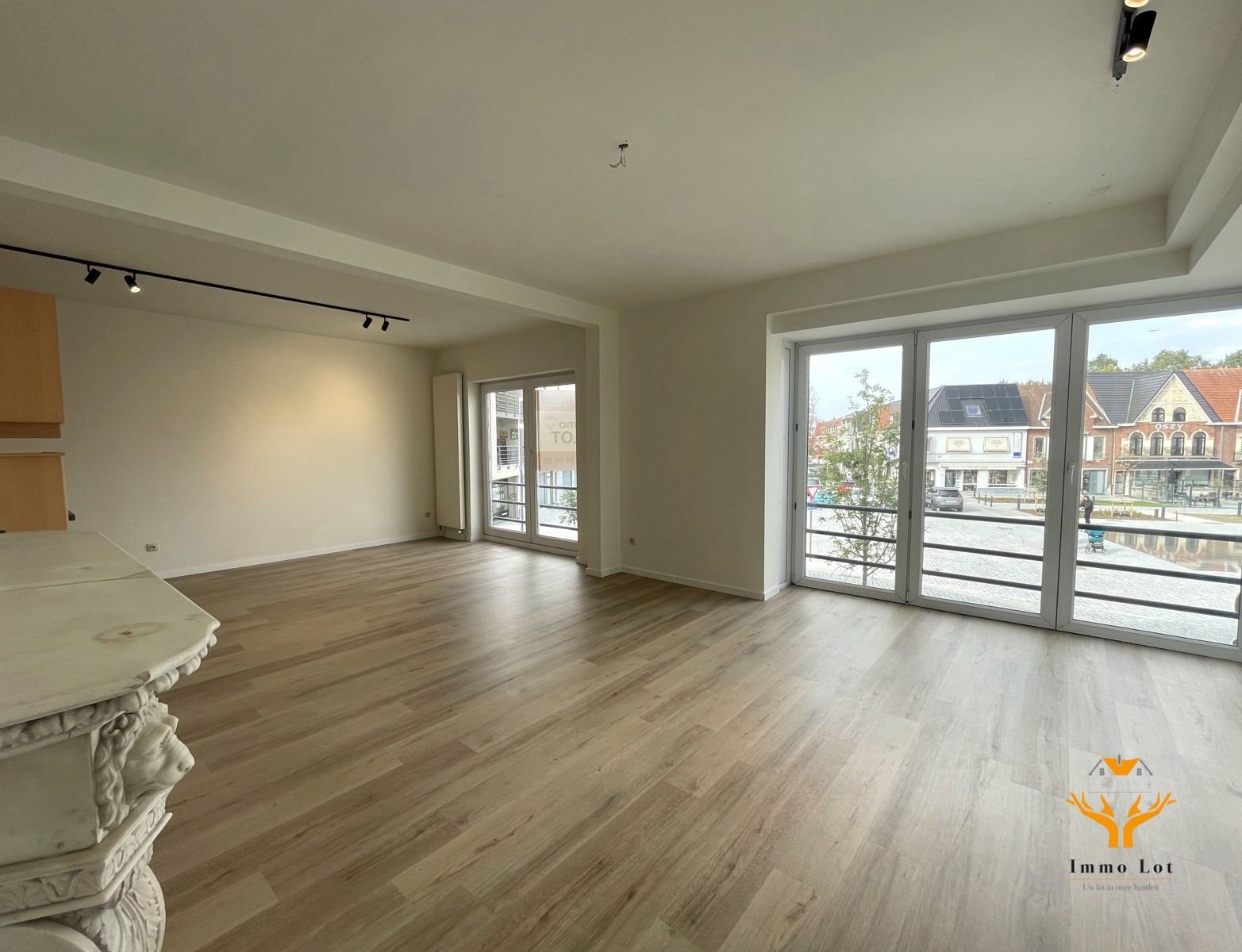 TE HUUR: Gerenoveerd appartement op Markt Zele foto 3