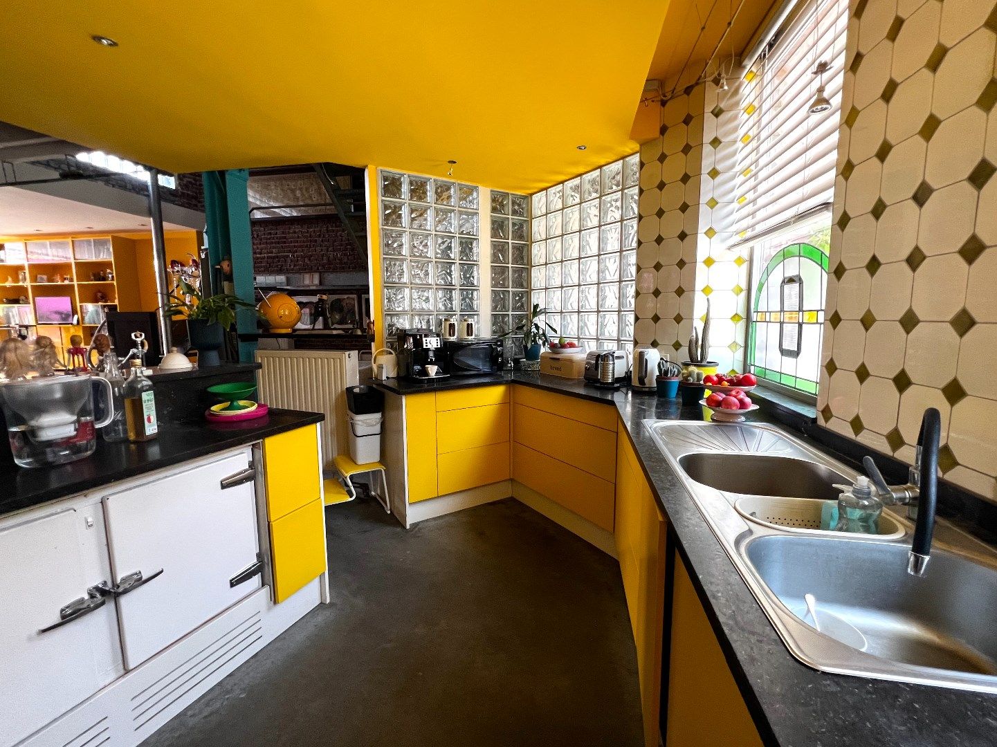 Kleurrijk, karaktervol en compleet uniek huis te koop pal in het centrum te Heule! foto 3