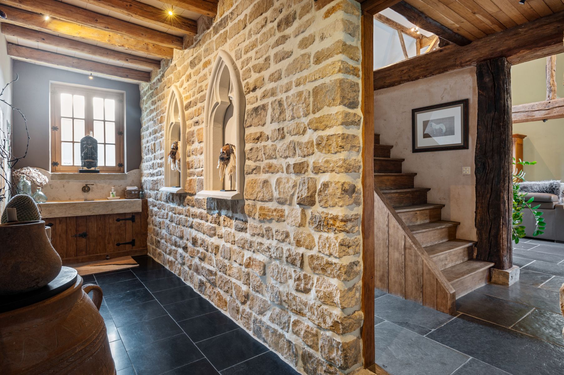 Gerenoveerde hoevewoning met praktijk en paardenstallen.  foto 12