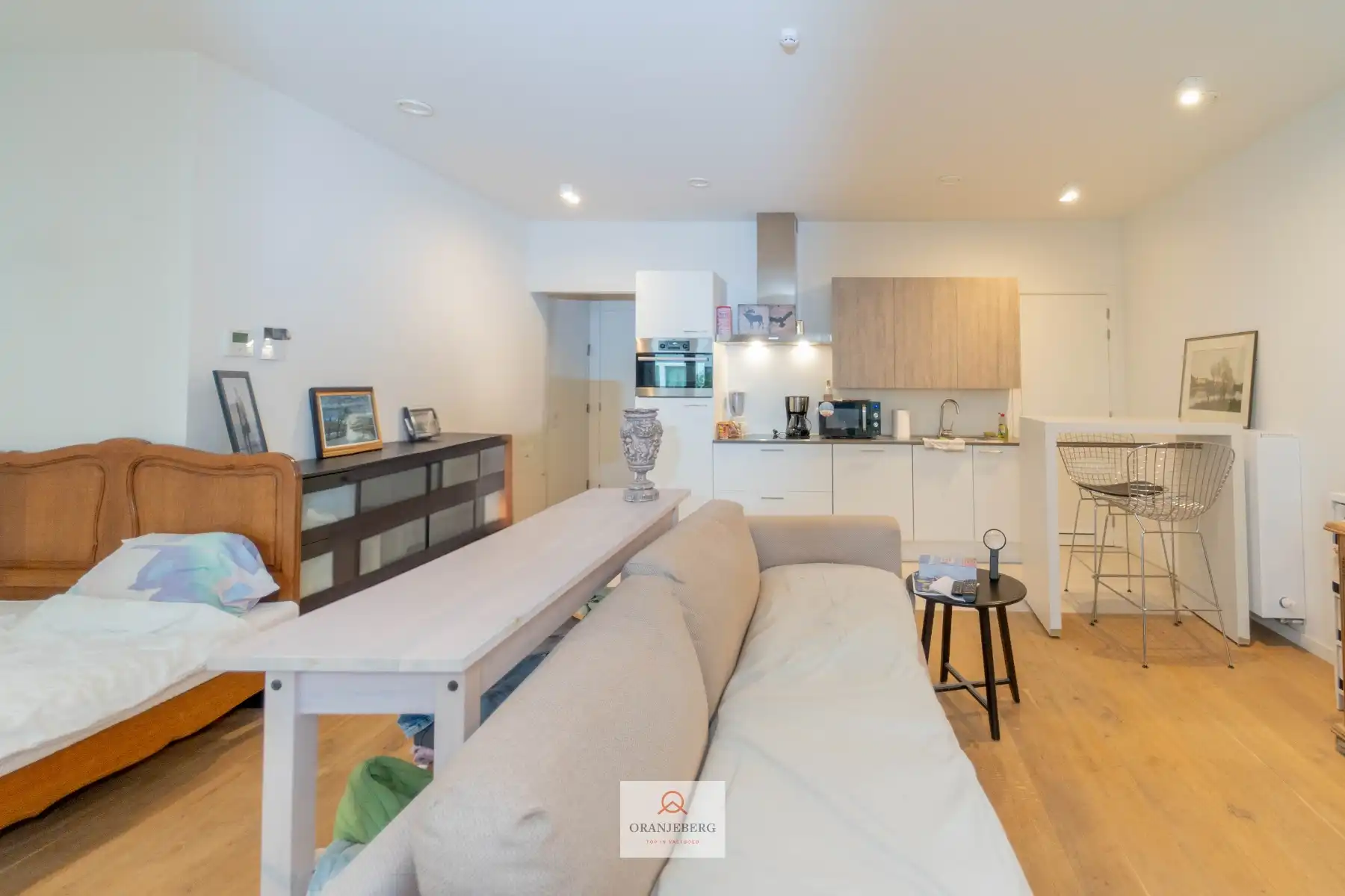 Moderne gelijkvloerse studio met terras te Gent foto {{pictureIndex}}