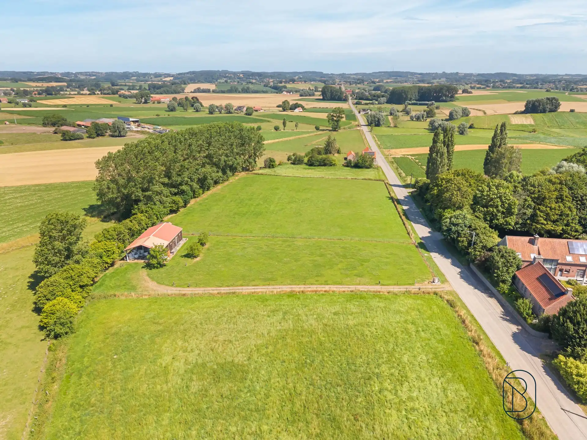 Volledig omheinde weide met grote paardenstalling foto 10