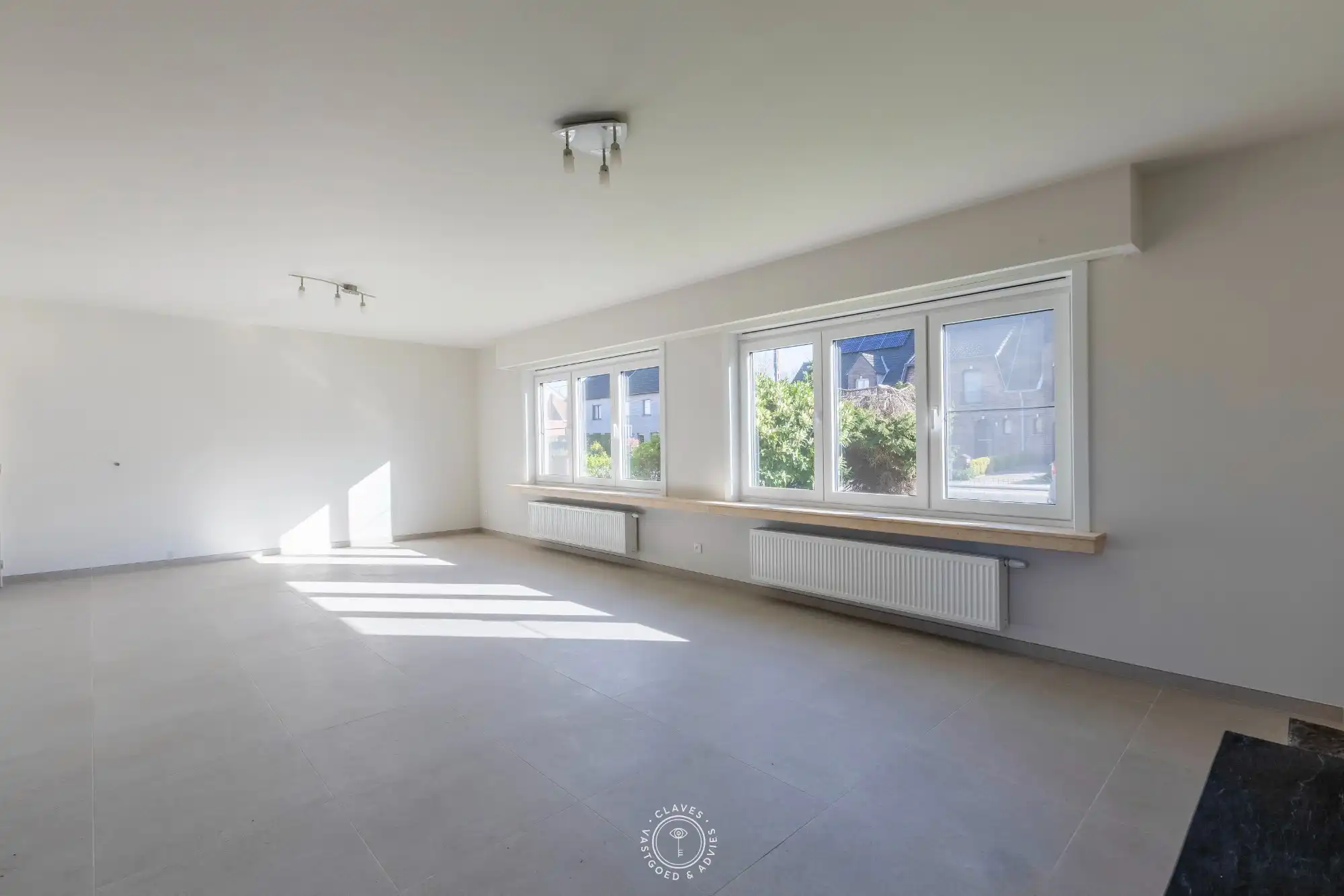 Ruim gelijkvloers appartement van 134 m² met tuin en garagebox foto {{pictureIndex}}