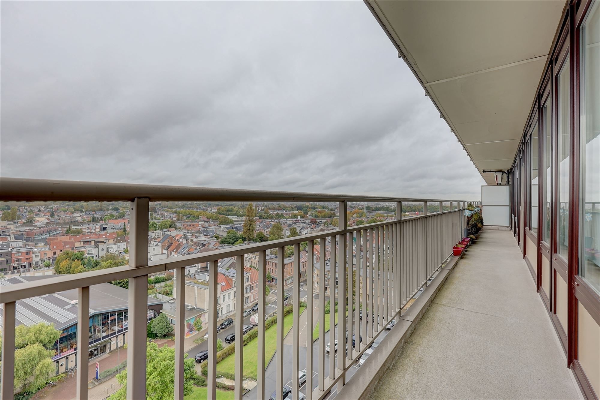 Lichtrijk appartement met drie slaapkamers en terras in Wilrijk foto 14