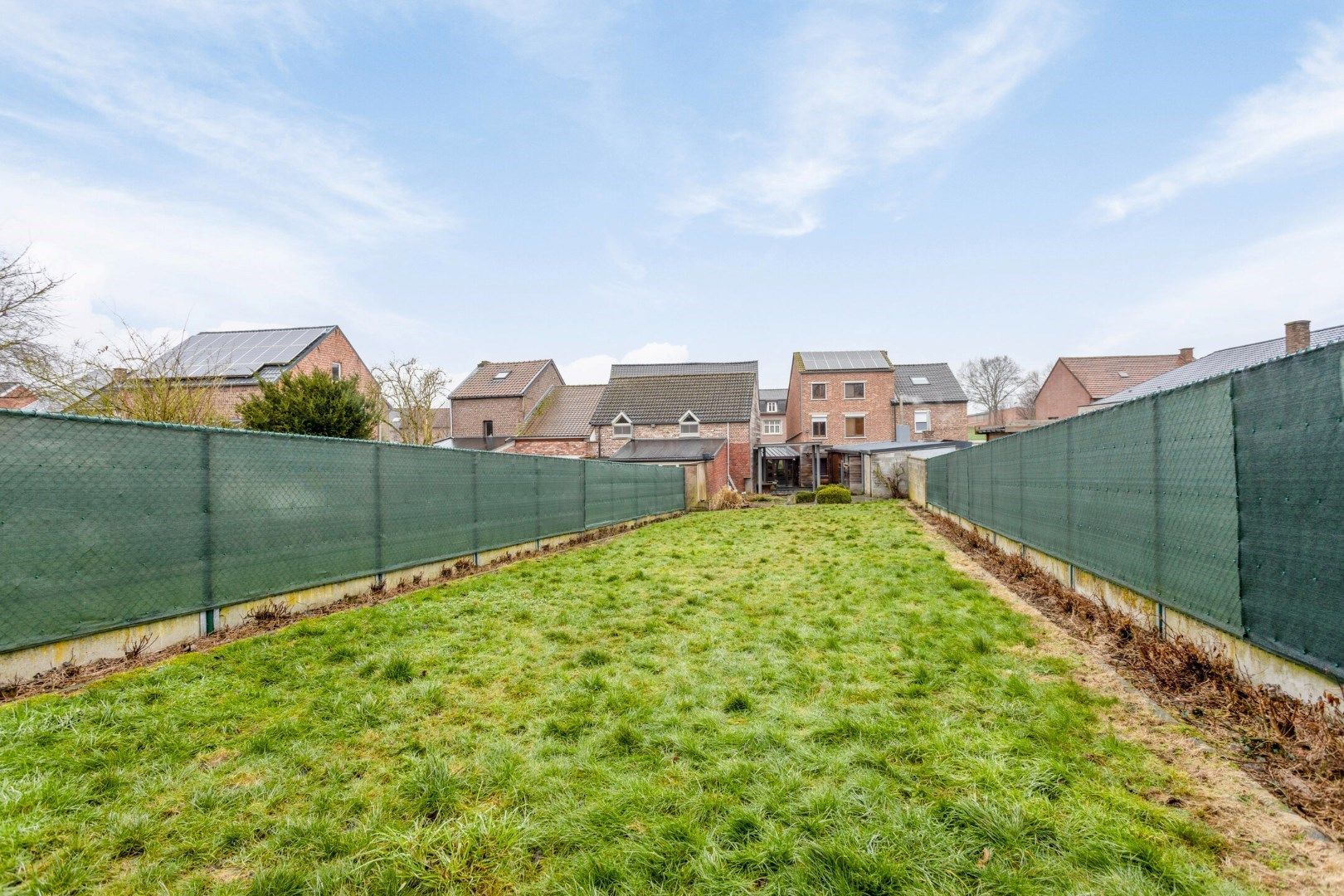 Verrassend ruime woning met knap terras en diepe tuin foto 27